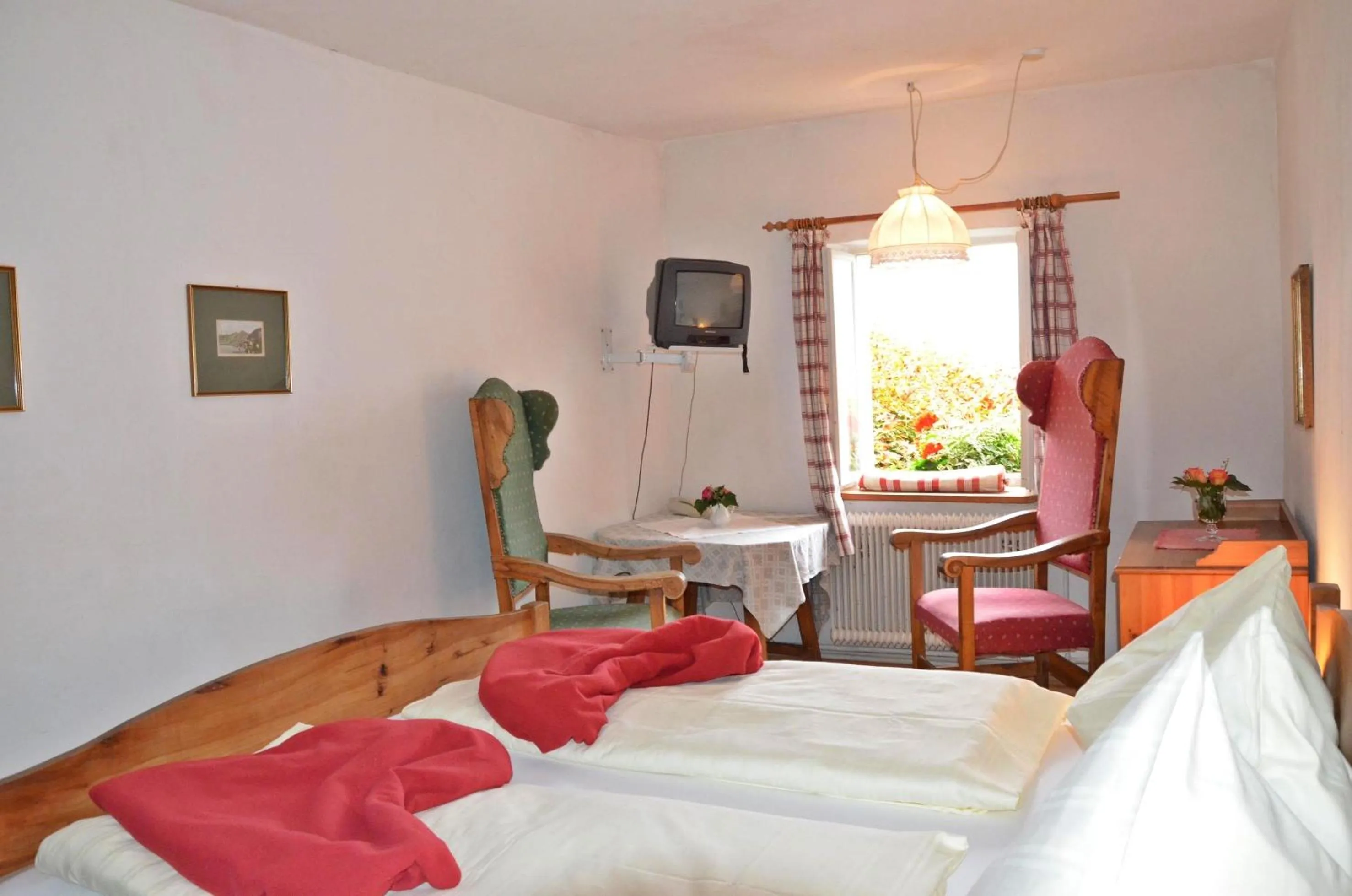 Bedroom, Bed in Bräugasthof Hallstatt