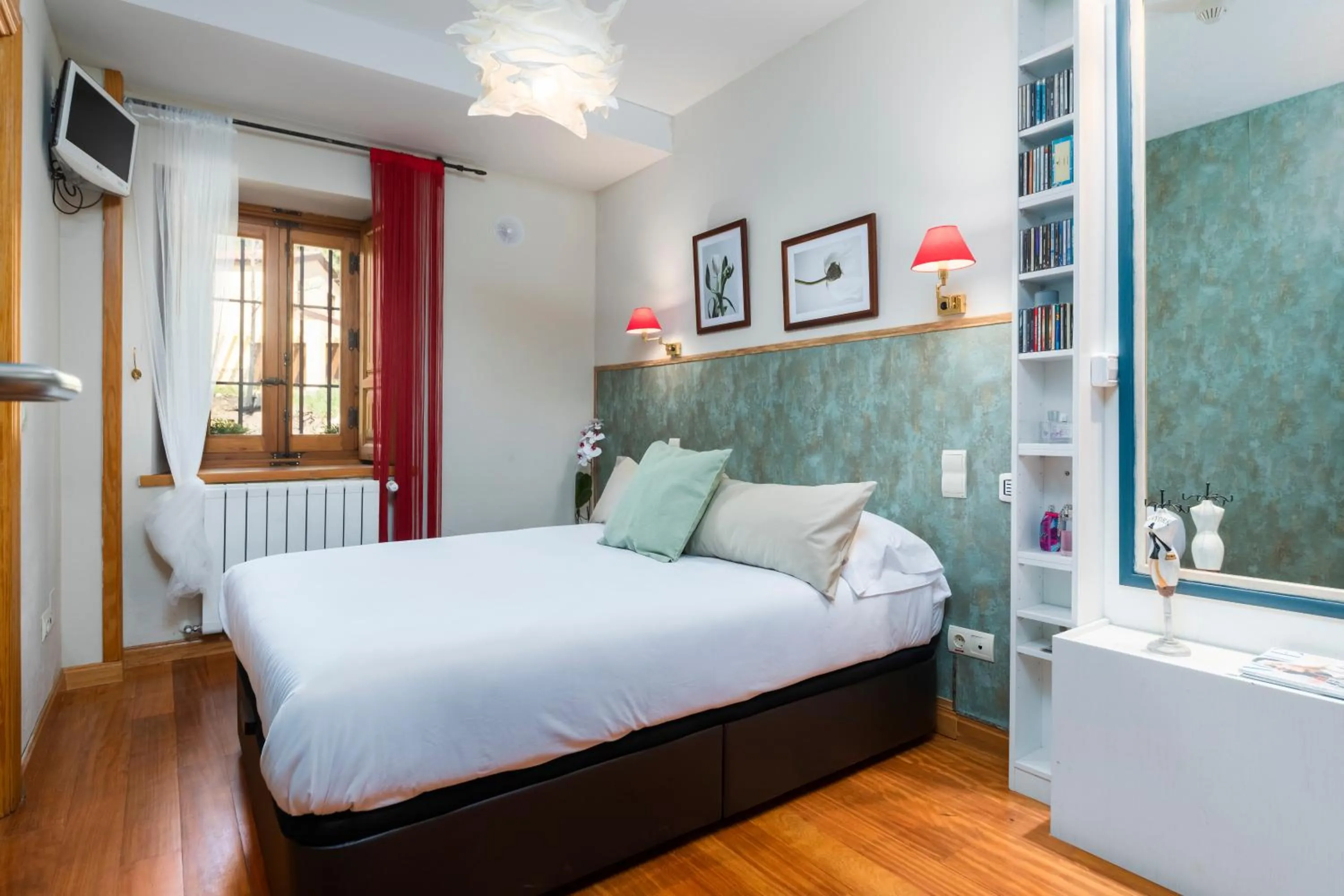 Photo of the whole room, Bed in El Torreon de Navacerrada