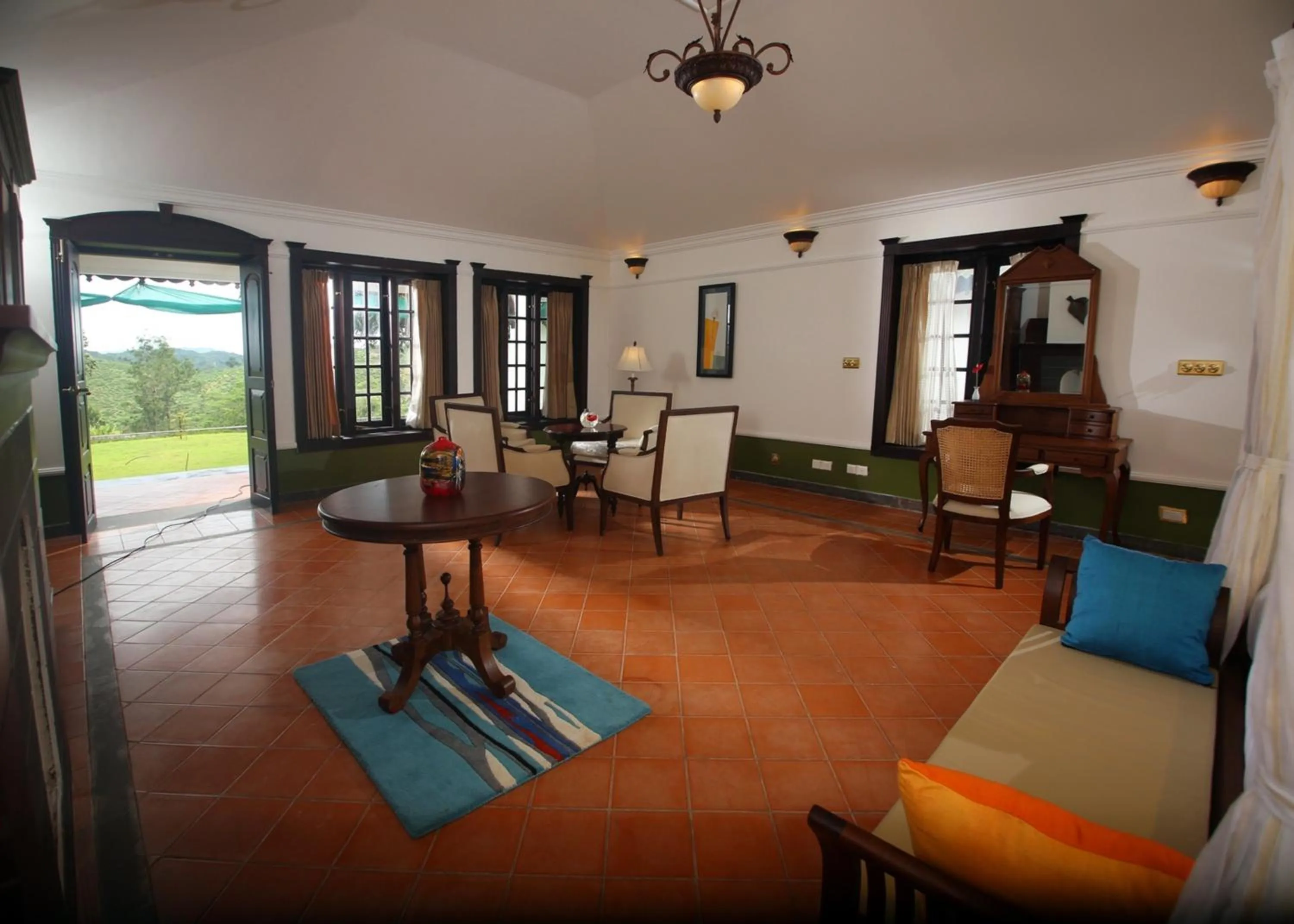 Photo of the whole room in Parisons Plantation Experiences by Abad