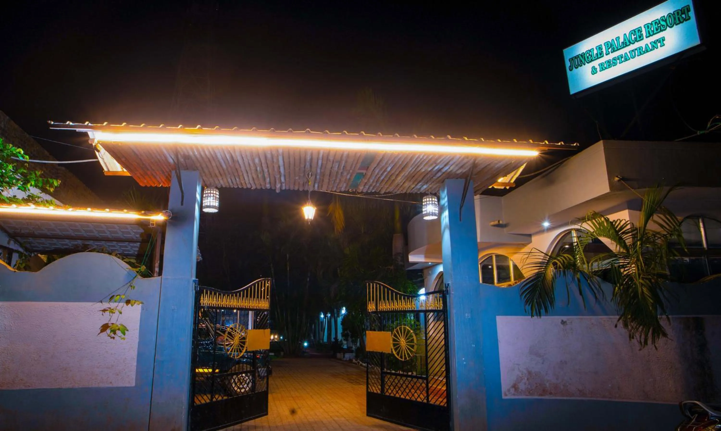 Facade/entrance in Hotel Jungle Palace Resort