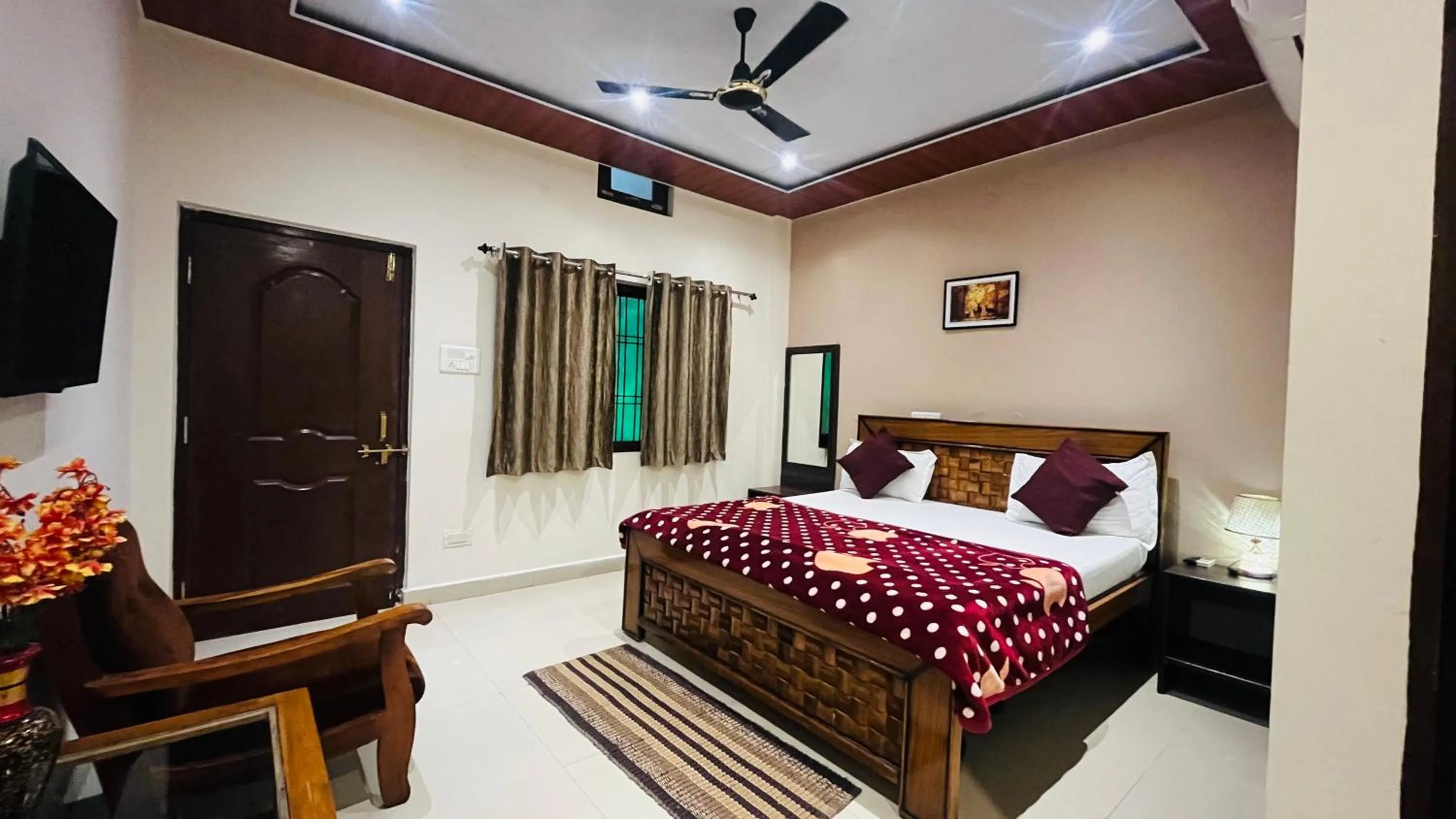 Deluxe Double Room (2 Adults + 1 Child) in Hotel Jungle Palace Resort