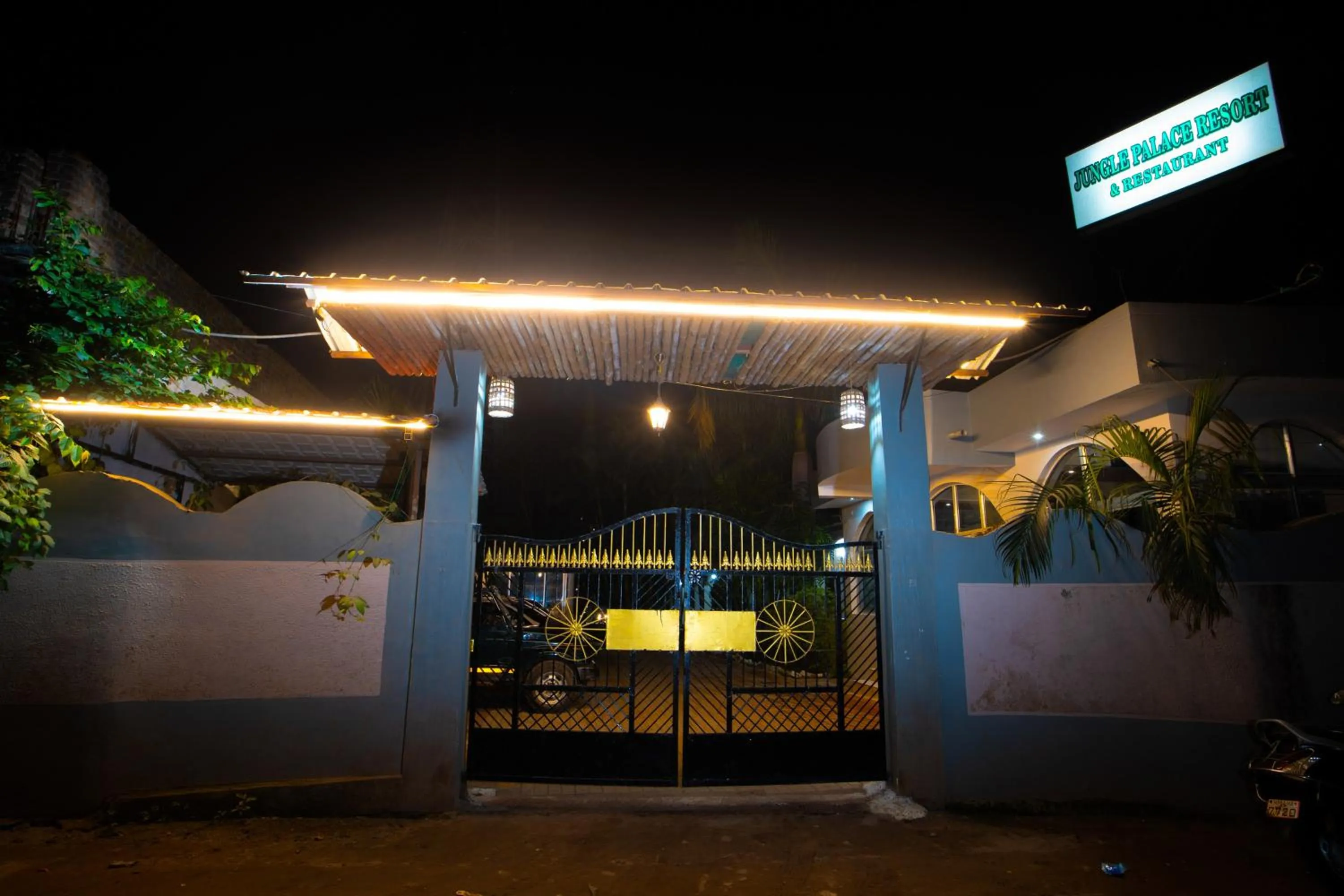 Facade/entrance in Hotel Jungle Palace Resort
