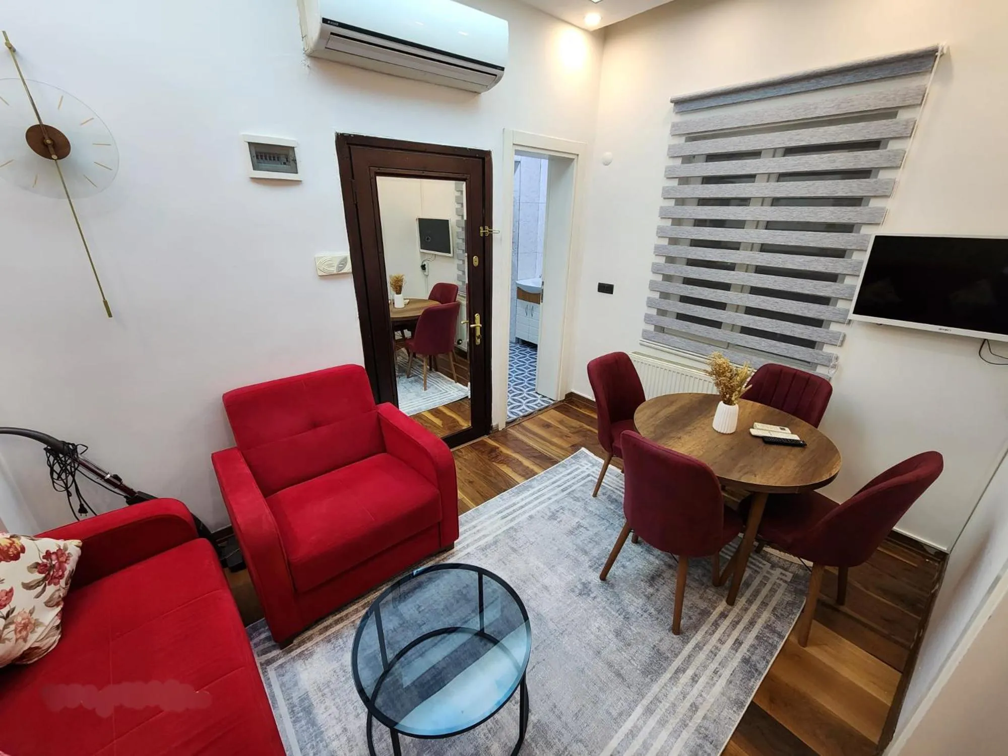 Communal lounge/ TV room in Taxim No1 Suites