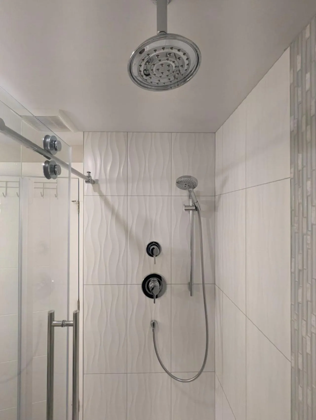 Shower in Maple Rise Guesthouse