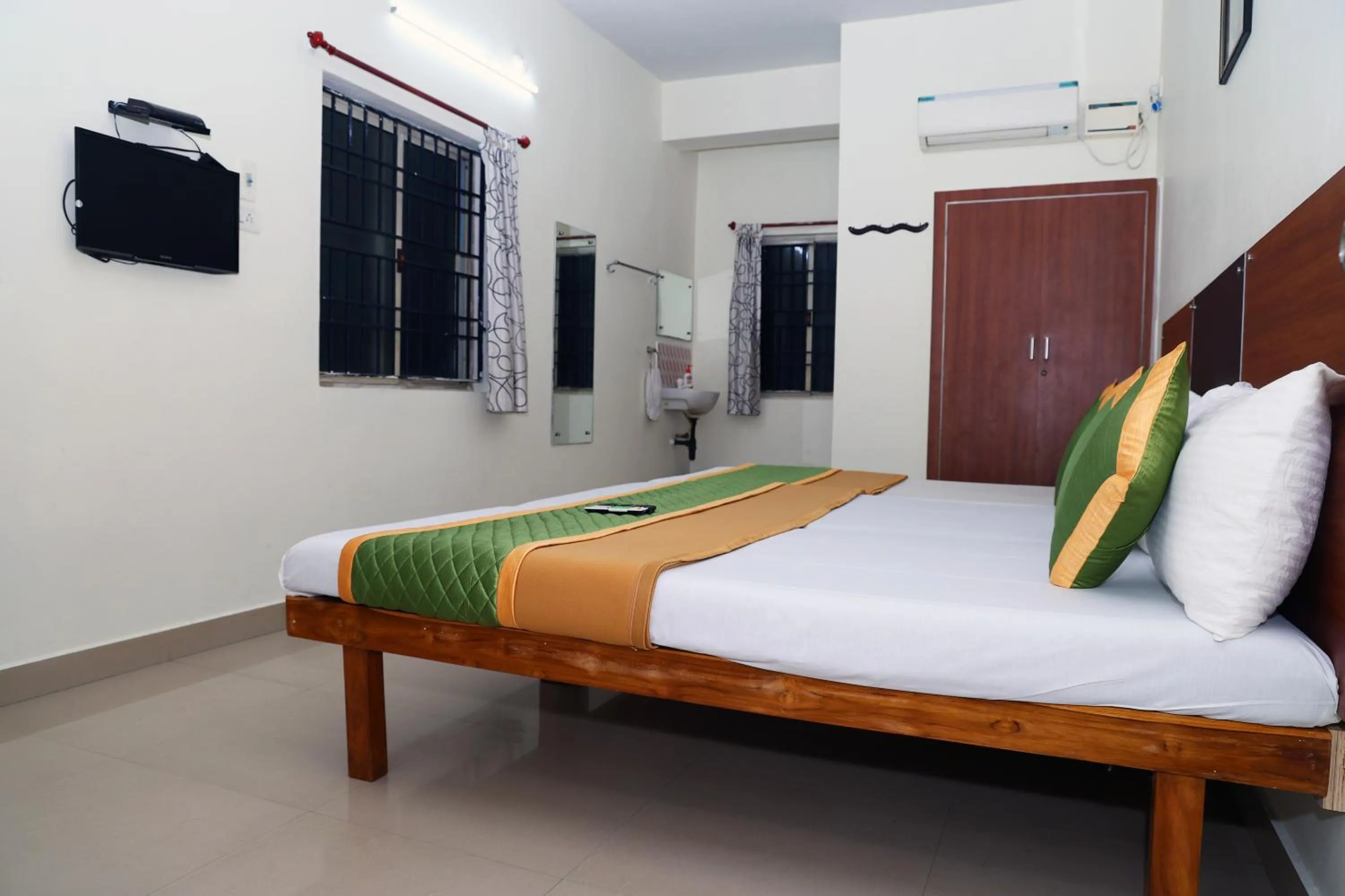 Bedroom, Bed in ROYAL GREEN AIRPORT TRANSIT ACCOMMODATION