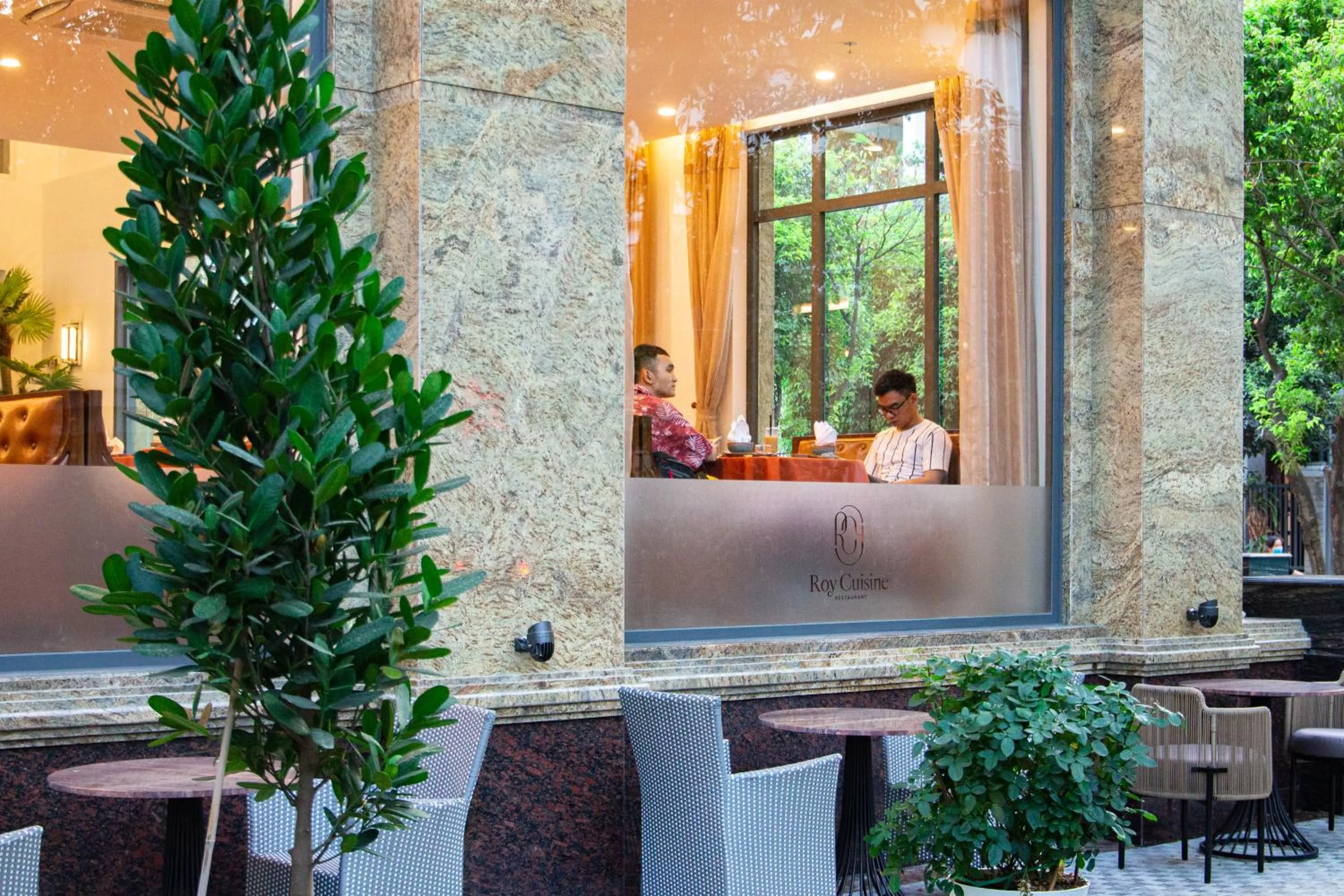 Restaurant/places to eat in Mansion Park Hotel & Apartment