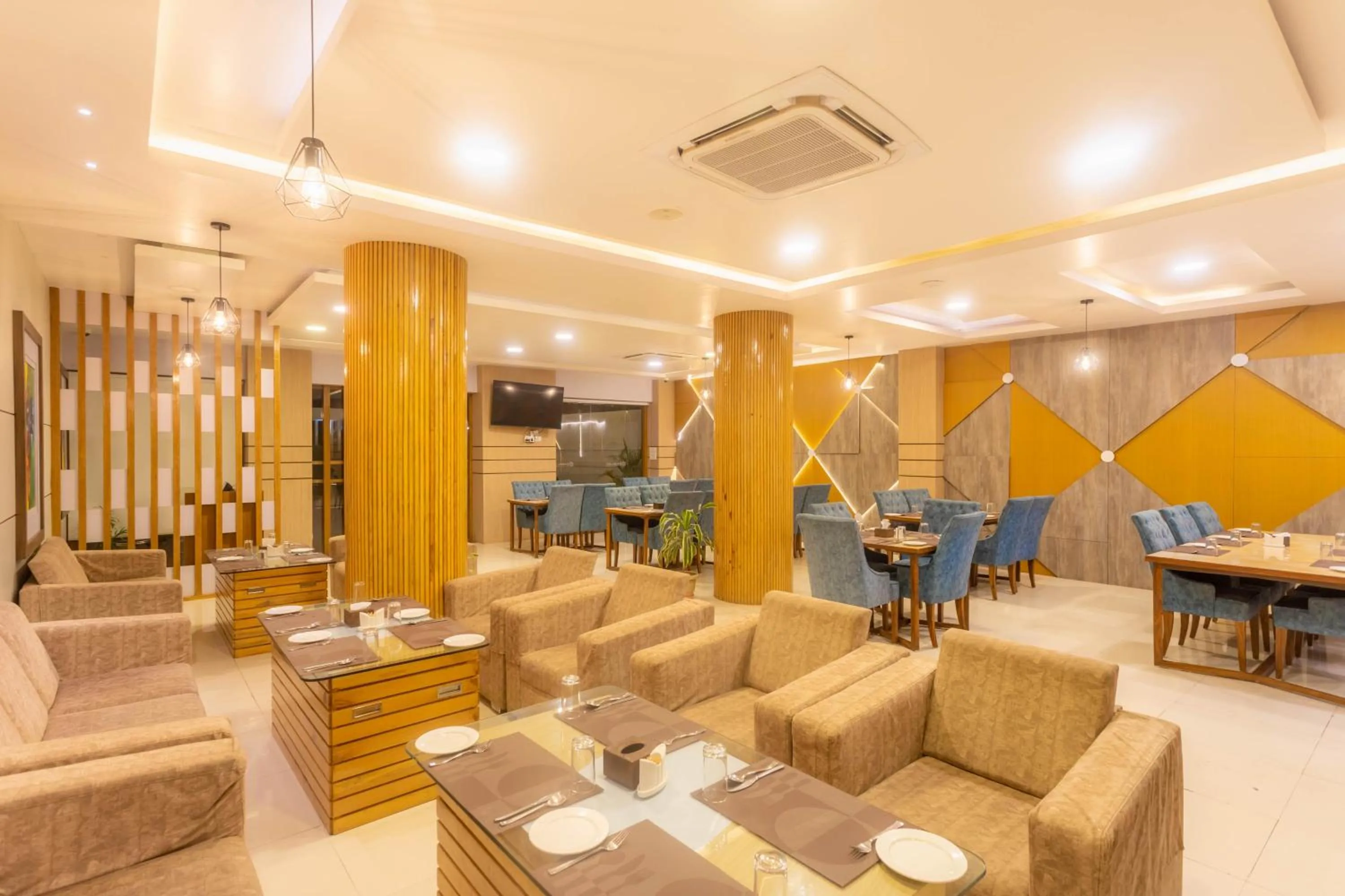 Restaurant/places to eat in The SR Hotel