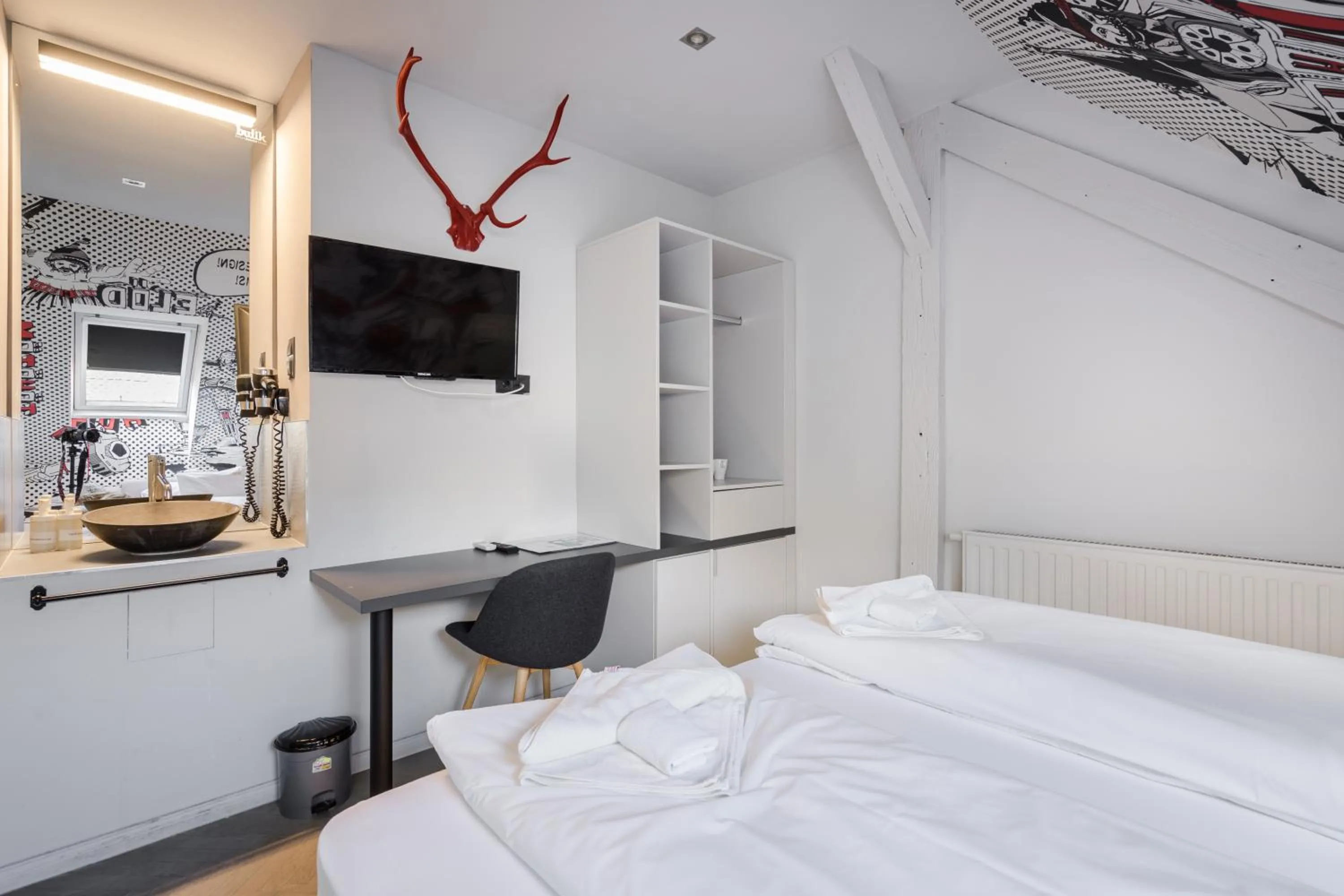 TV and multimedia, Bed in Butik Apartments, by BQA