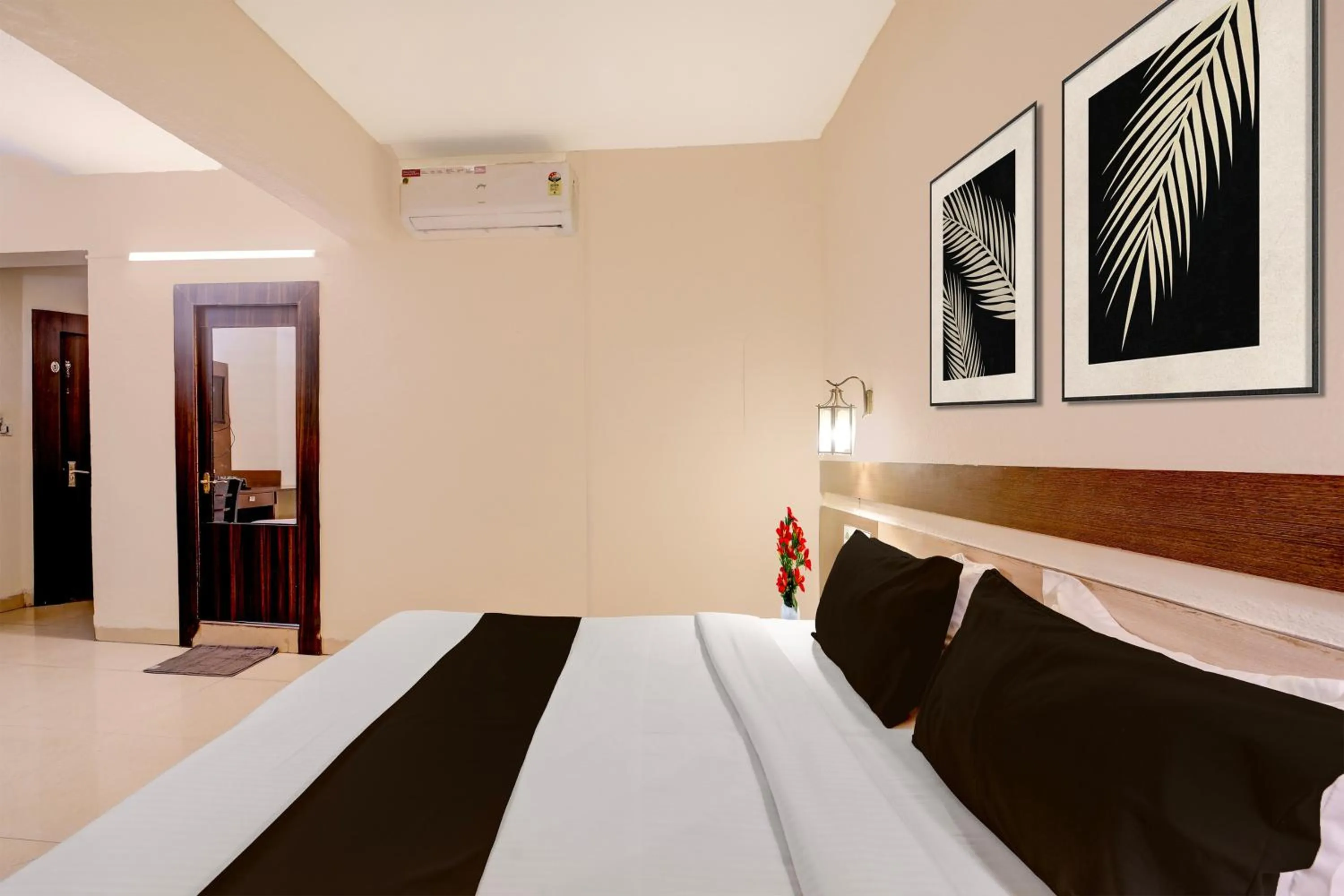 Bedroom, Bed in Townhouse Gandhi Medical College Bhopal Formerly Hotel Shagun