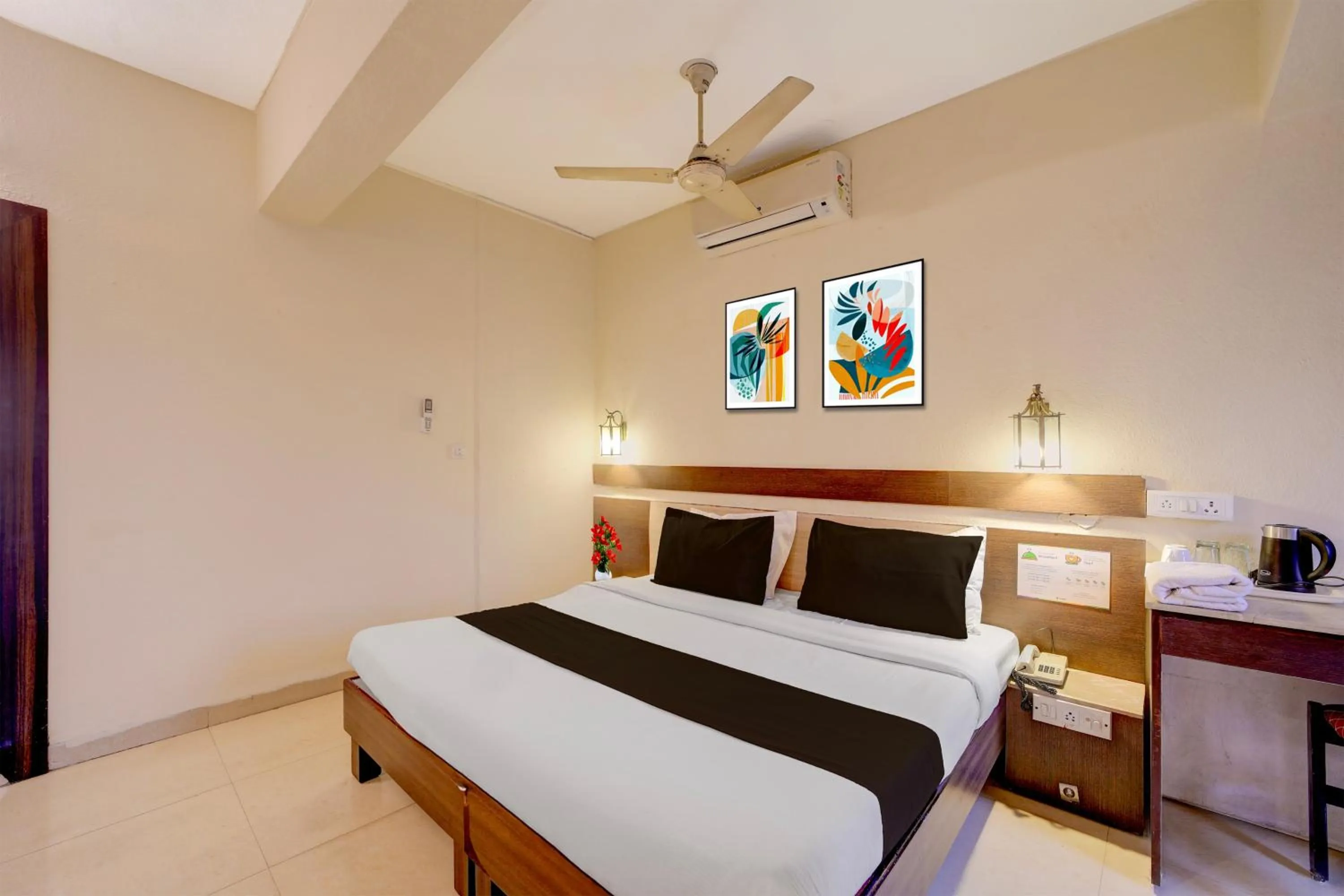 Bedroom, Bed in Townhouse Gandhi Medical College Bhopal Formerly Hotel Shagun