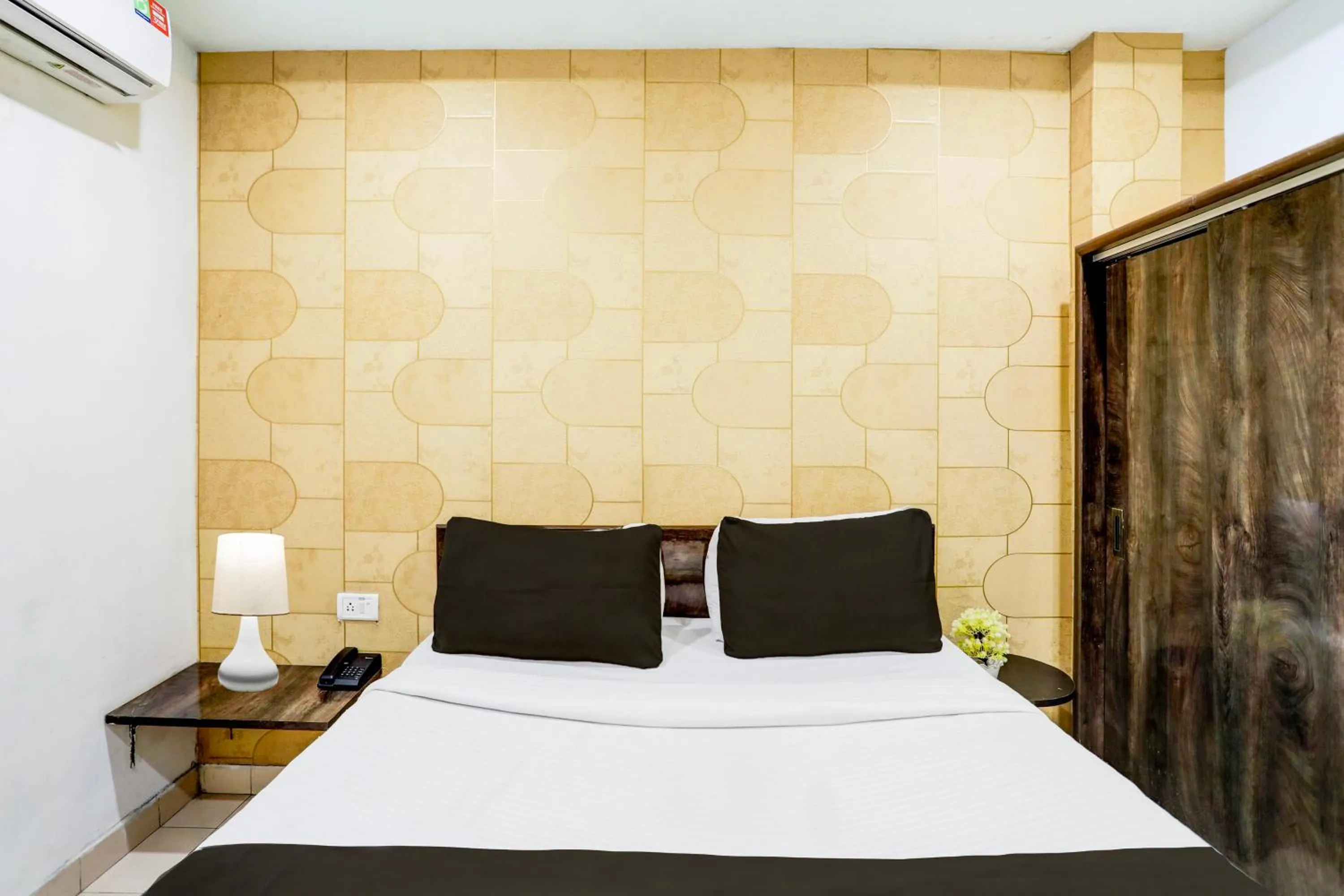 Photo of the whole room, Bed in Super Collection O Hingna Road