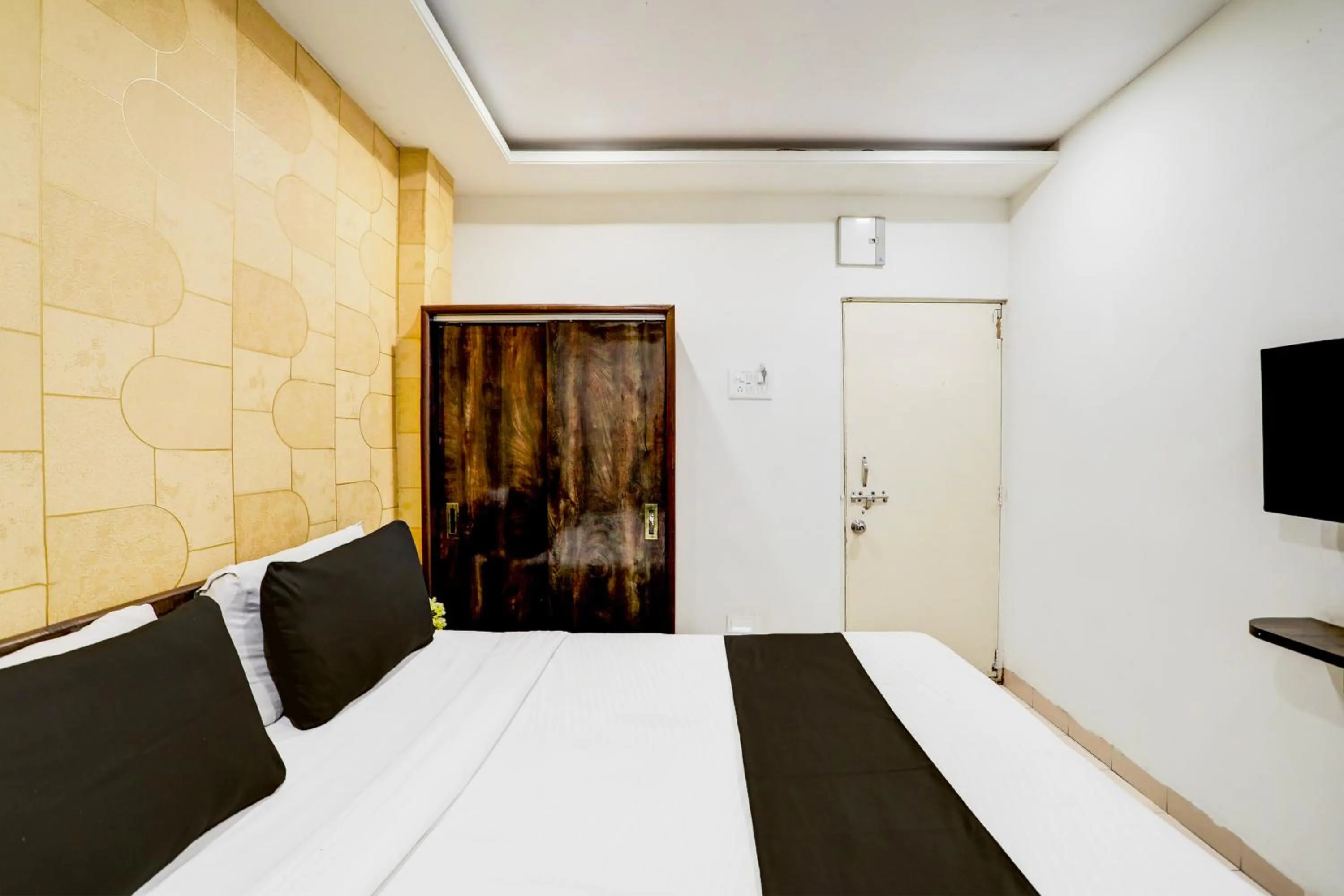 Photo of the whole room, Bed in Super Collection O Hingna Road