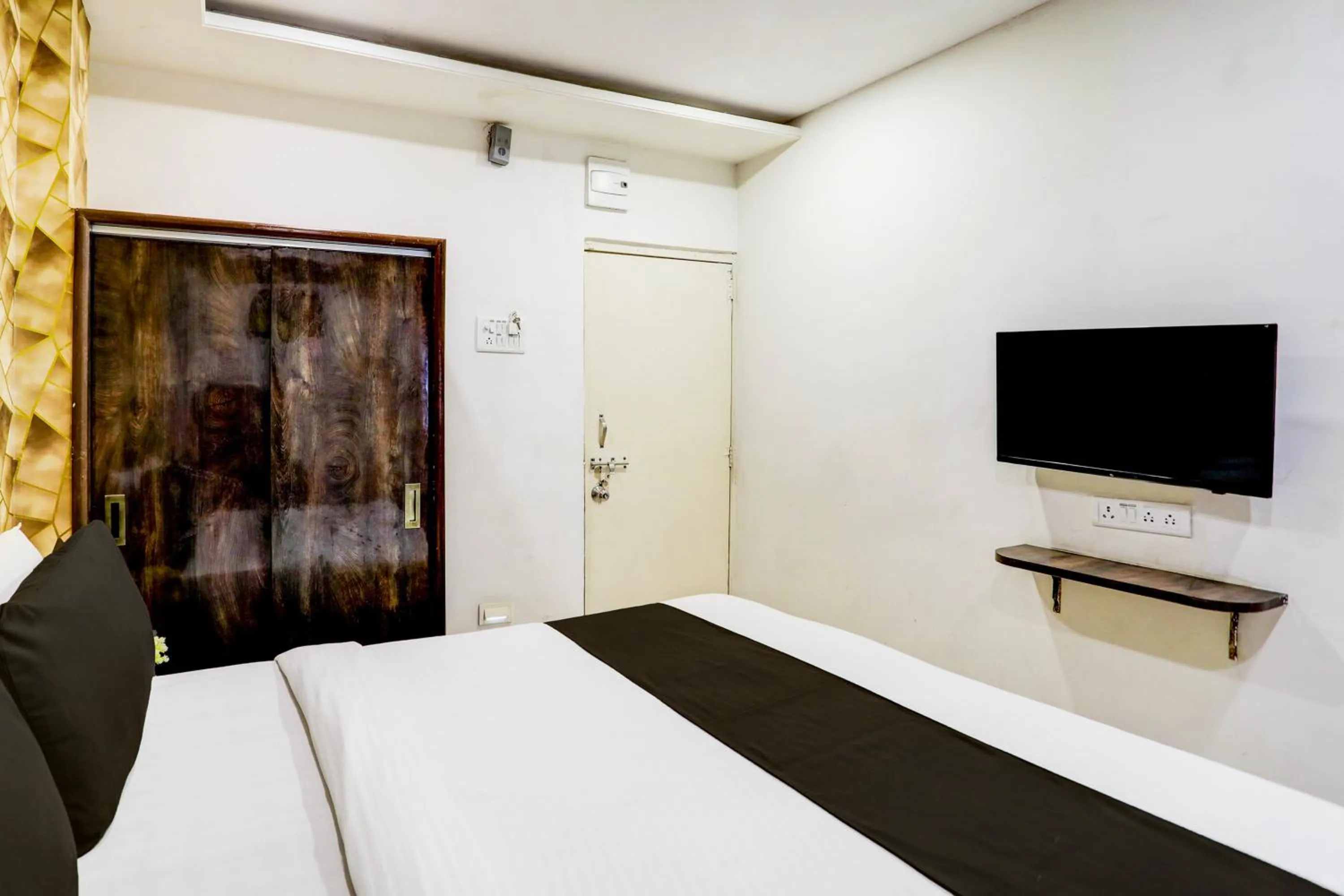 Photo of the whole room, Bed in Super Collection O Hingna Road