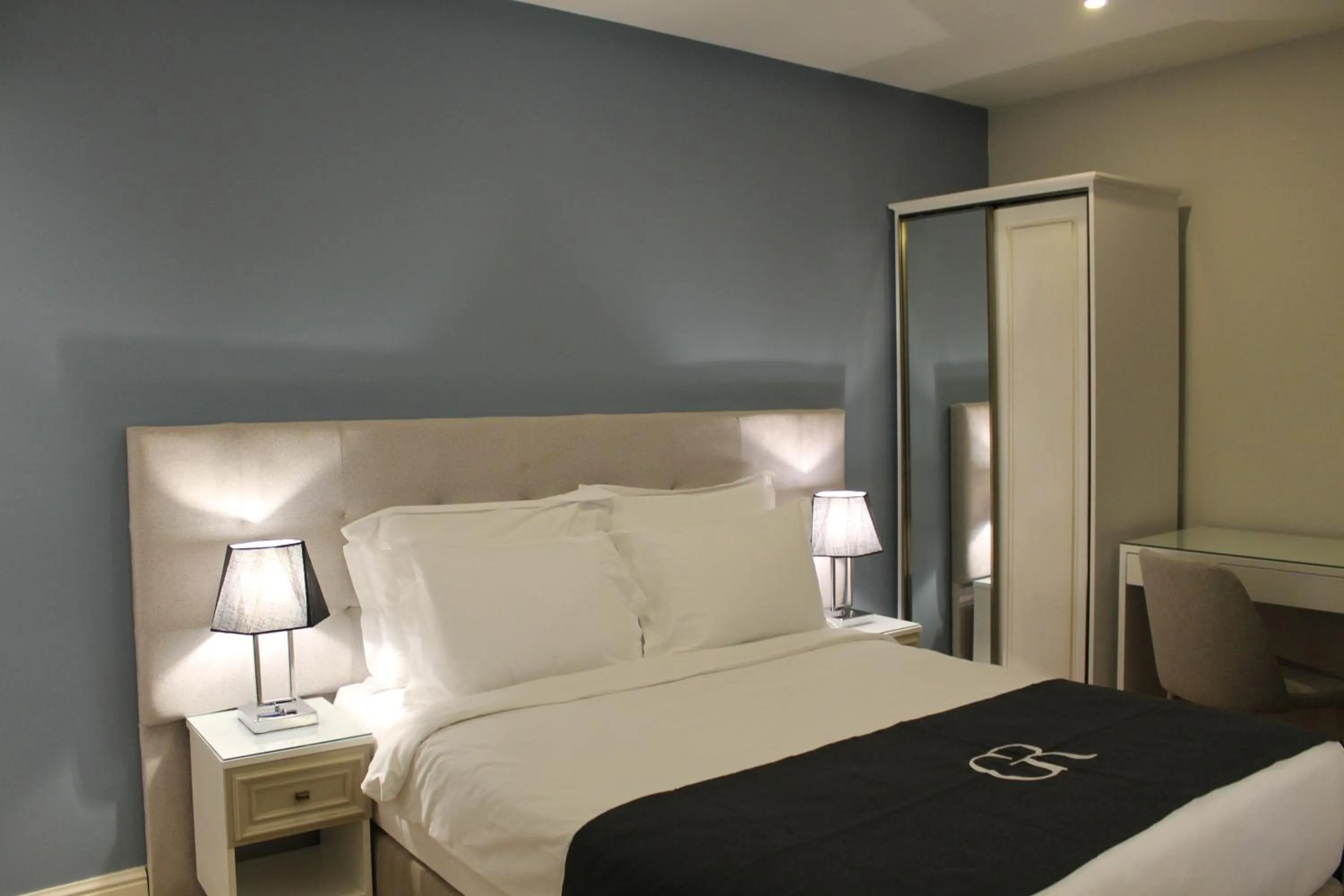 Bedroom, Bed in Garlon Residence