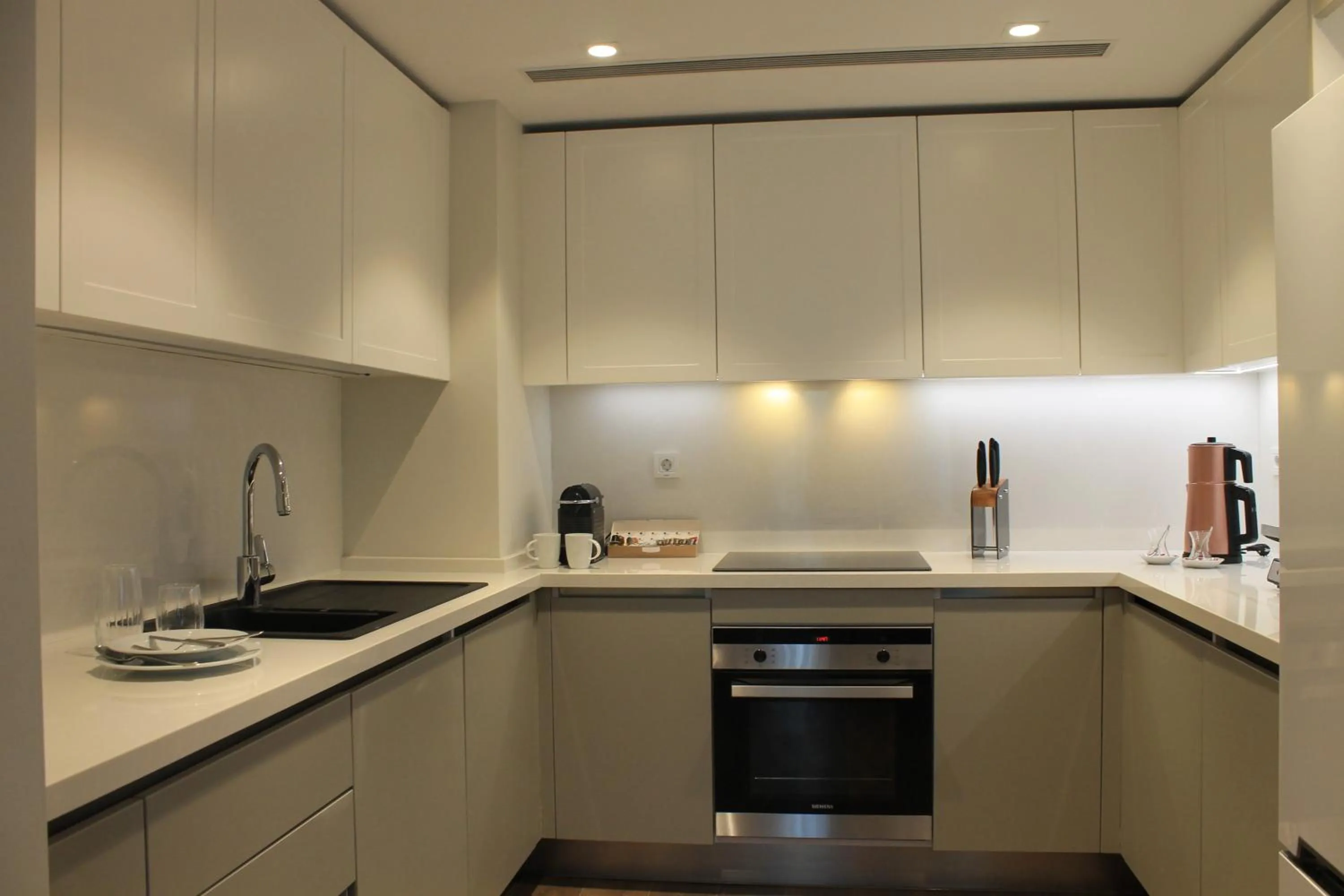 Coffee/tea facilities in Garlon Residence