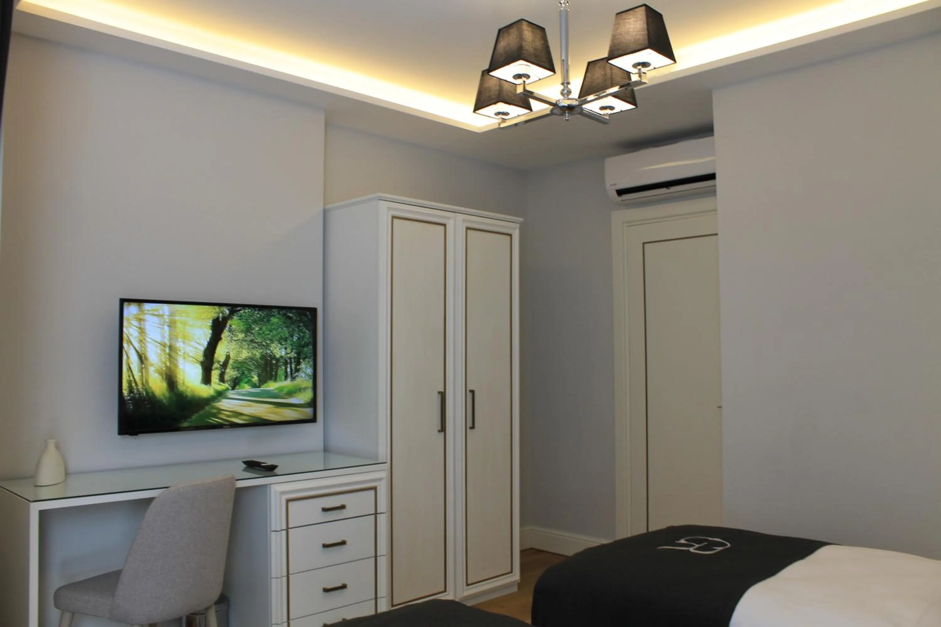 Bedroom, Bed in Garlon Residence