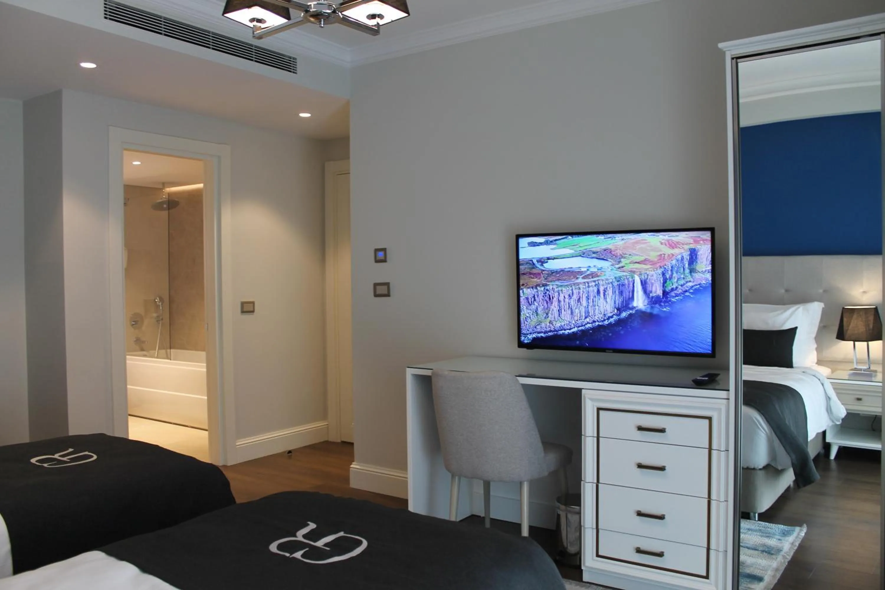 Bedroom, Bed in Garlon Residence