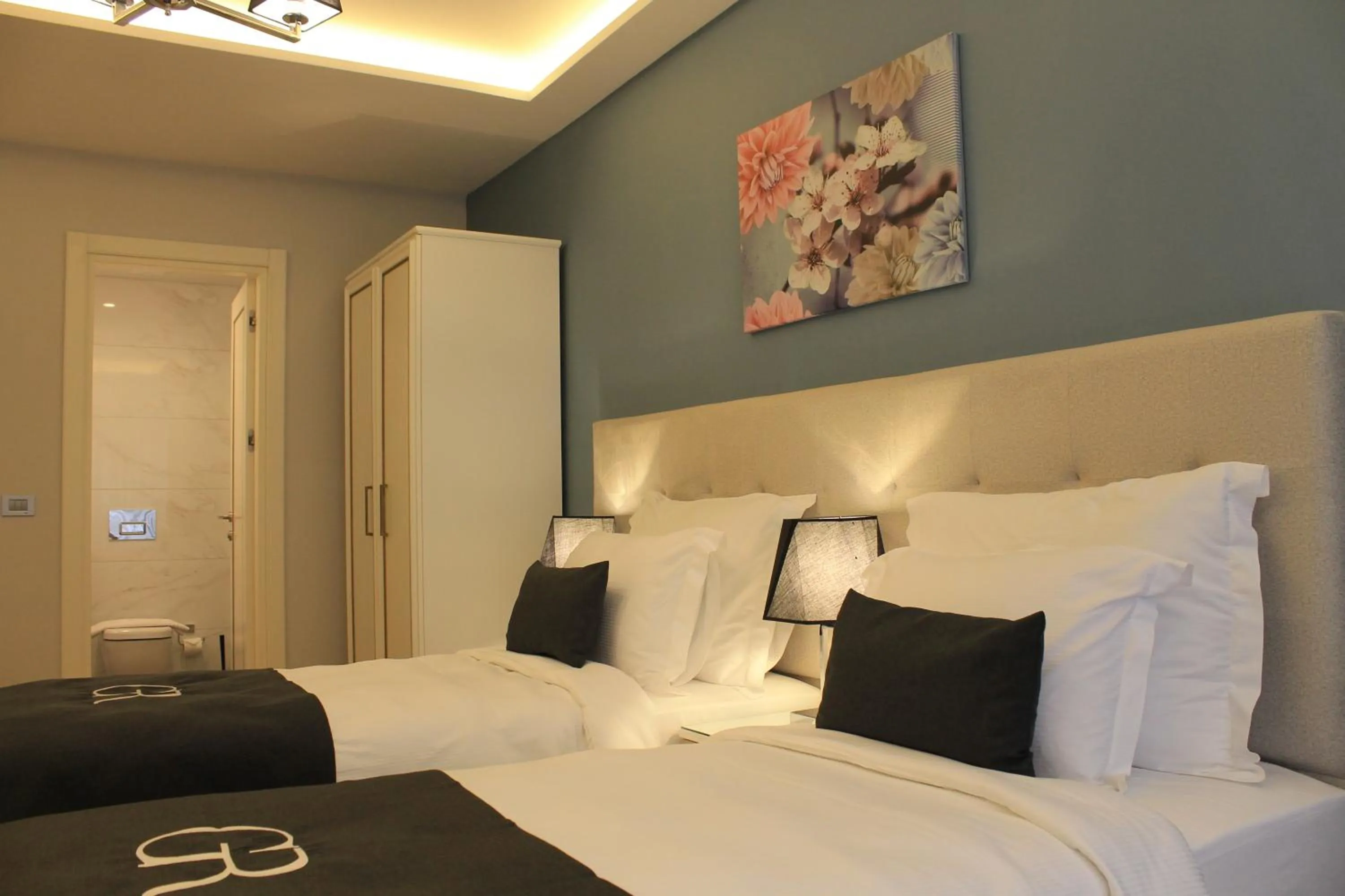 Bedroom, Bed in Garlon Residence