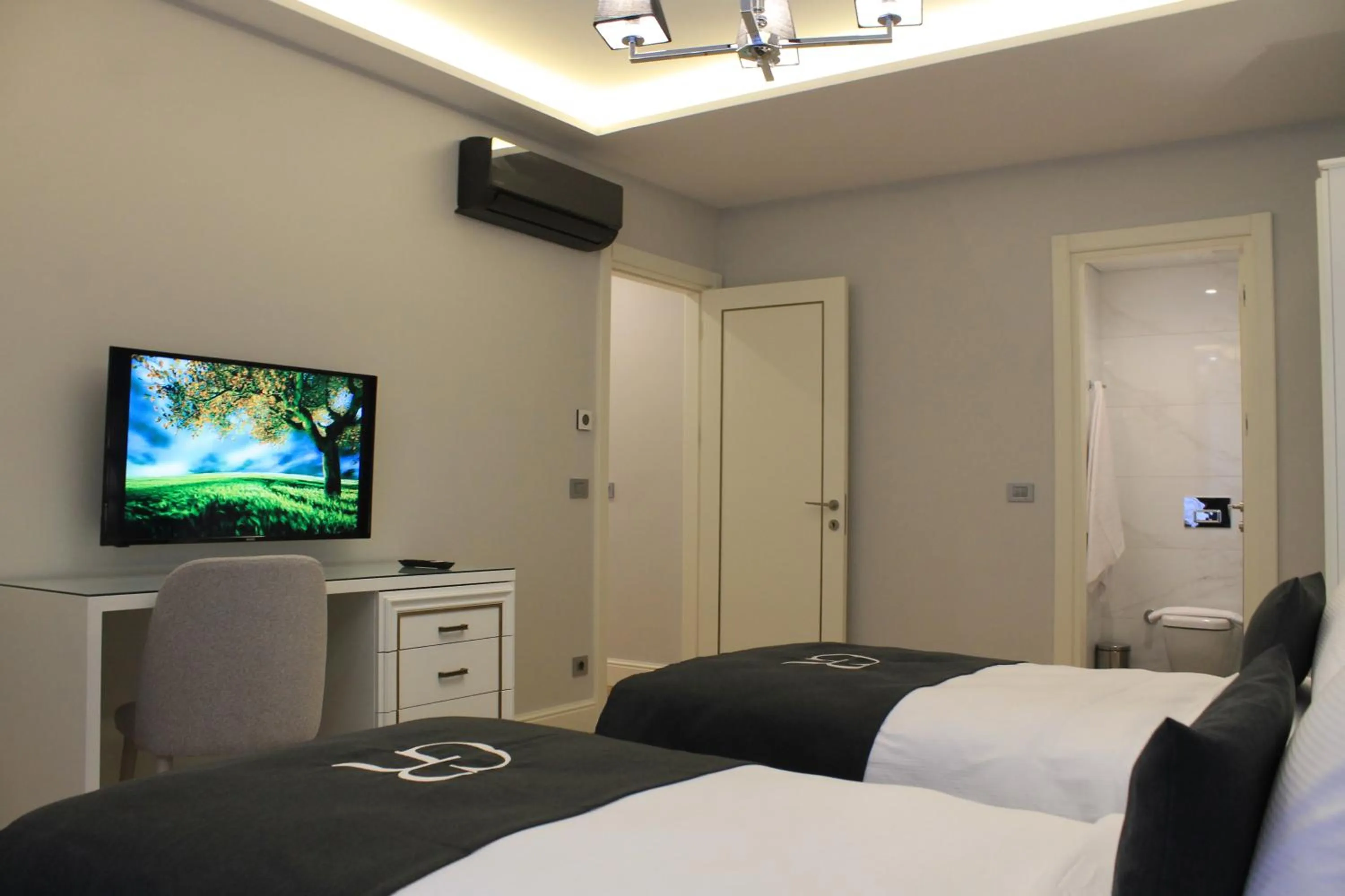 Bedroom, Bed in Garlon Residence