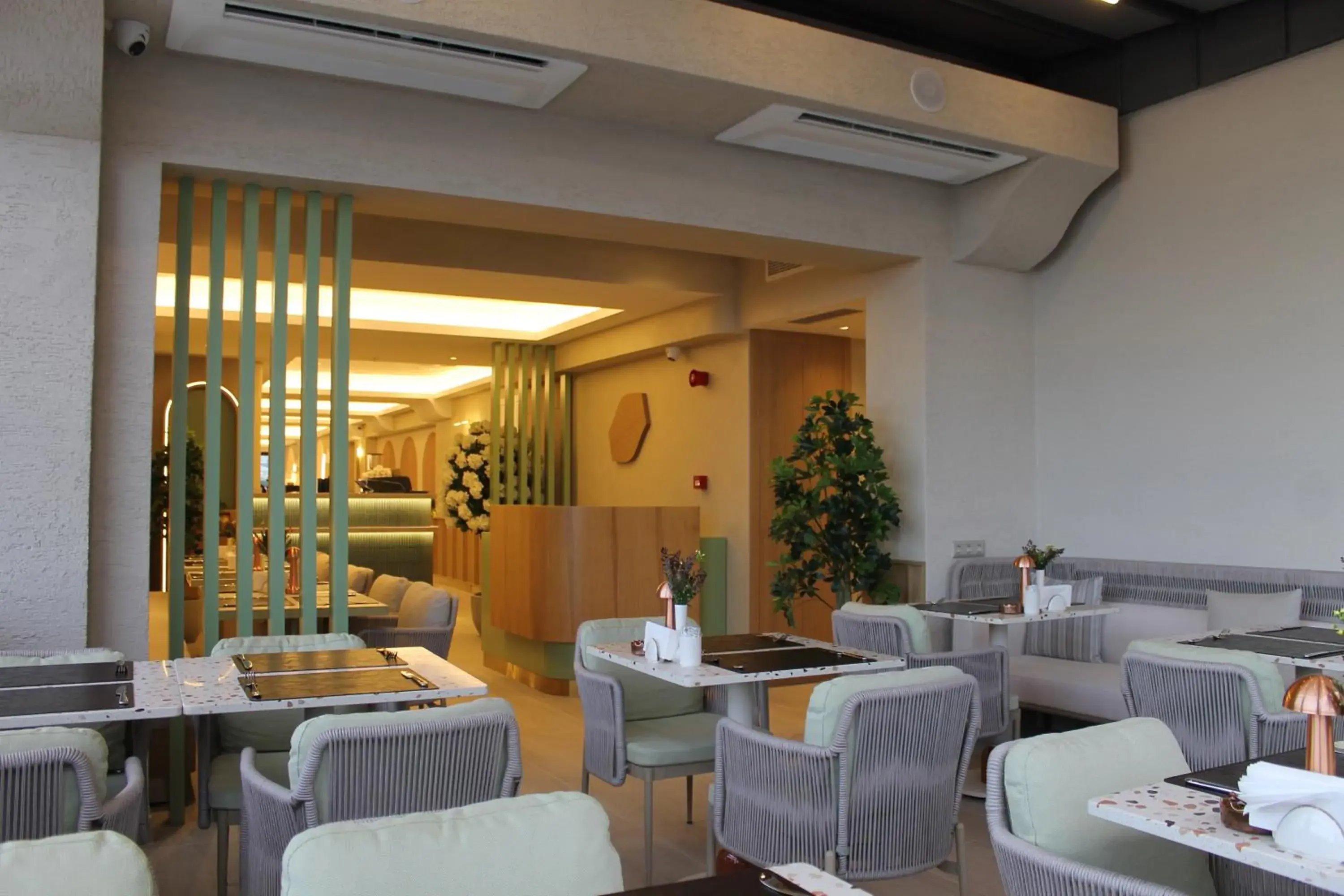 Restaurant/places to eat in Garlon Residence Restaurant/places to eat in Garlon Residence