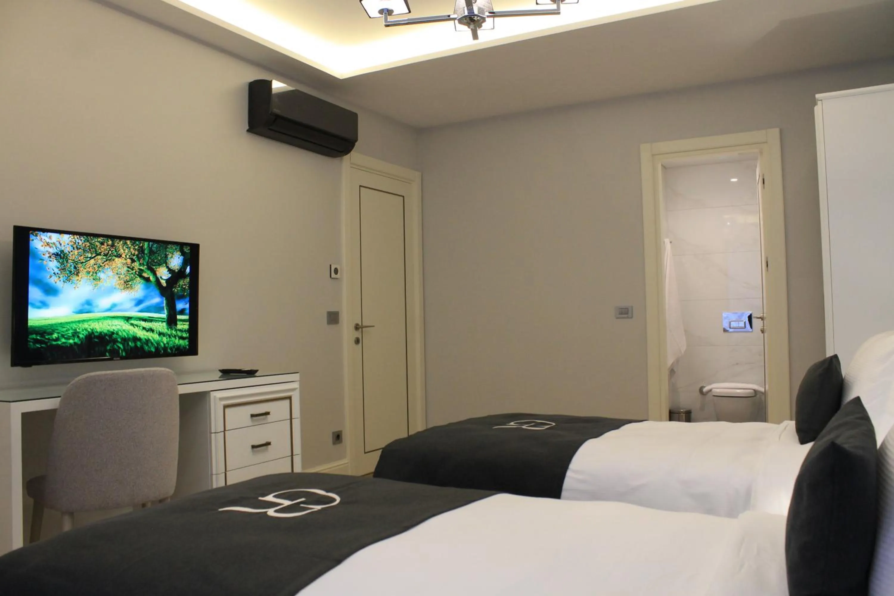 Bedroom, Bed in Garlon Residence