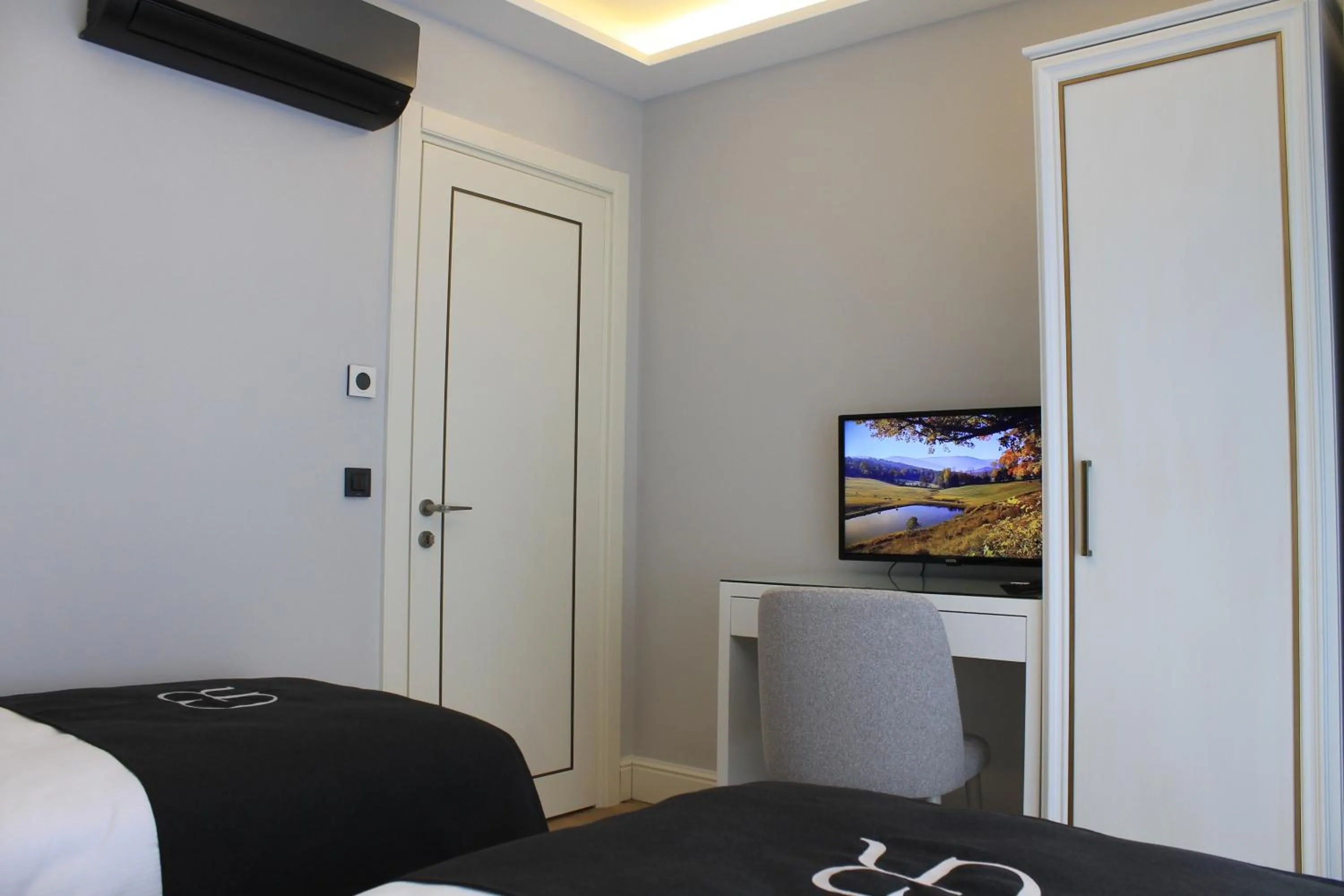 Bedroom, Bed in Garlon Residence