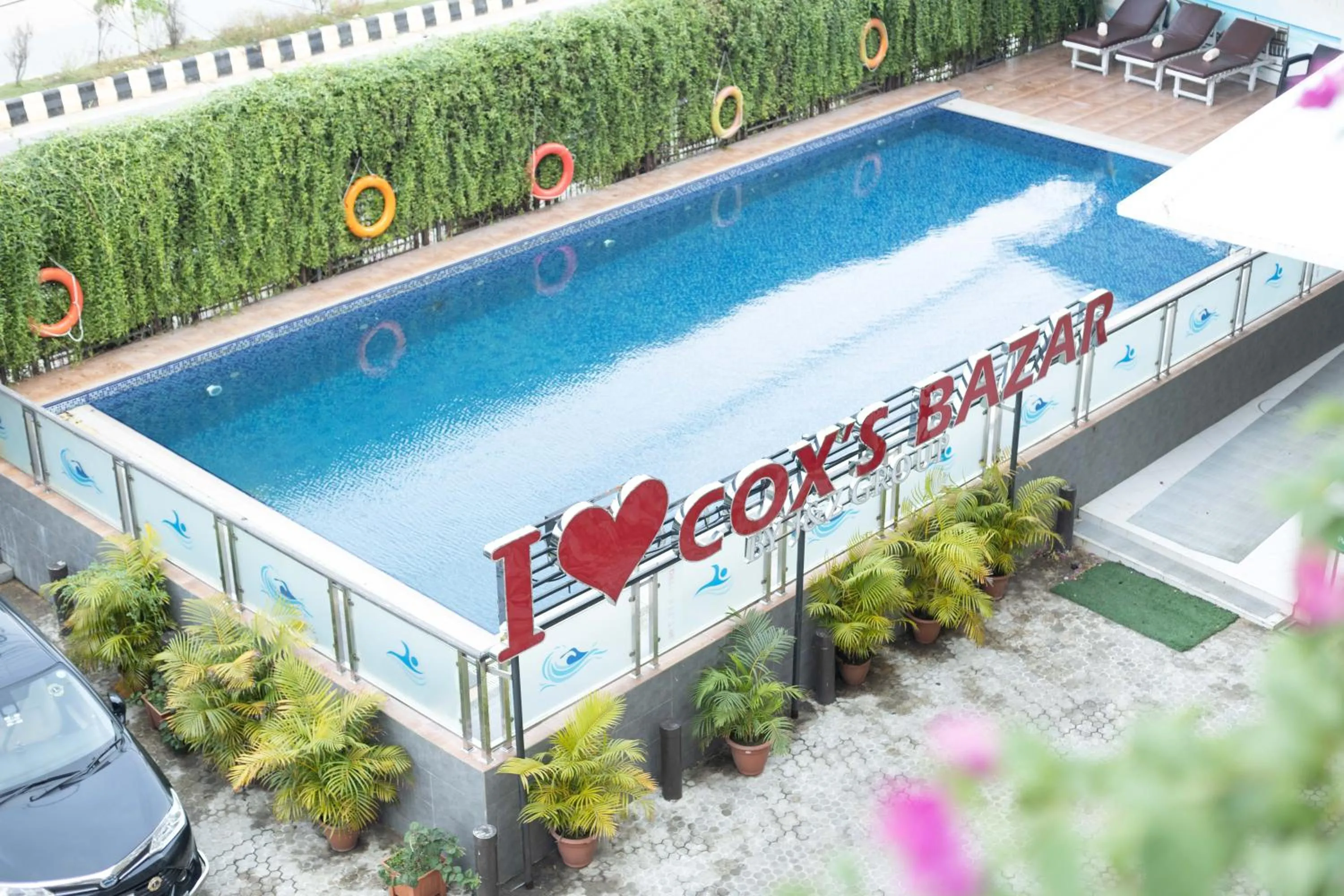 Swimming pool in Hotel Kollol by J&Z Group