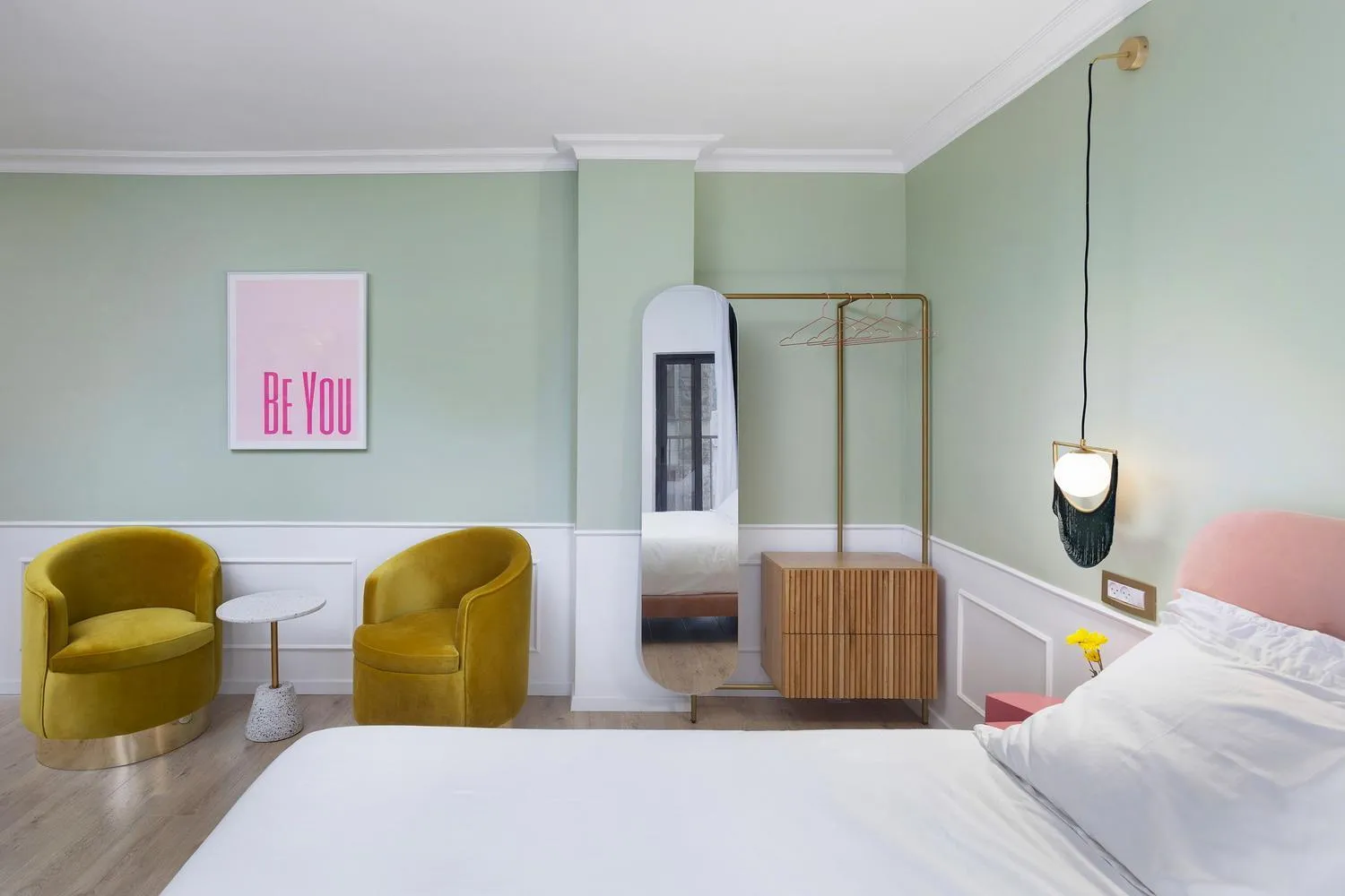 Photo of the whole room, Bed in De Cardo Boutique