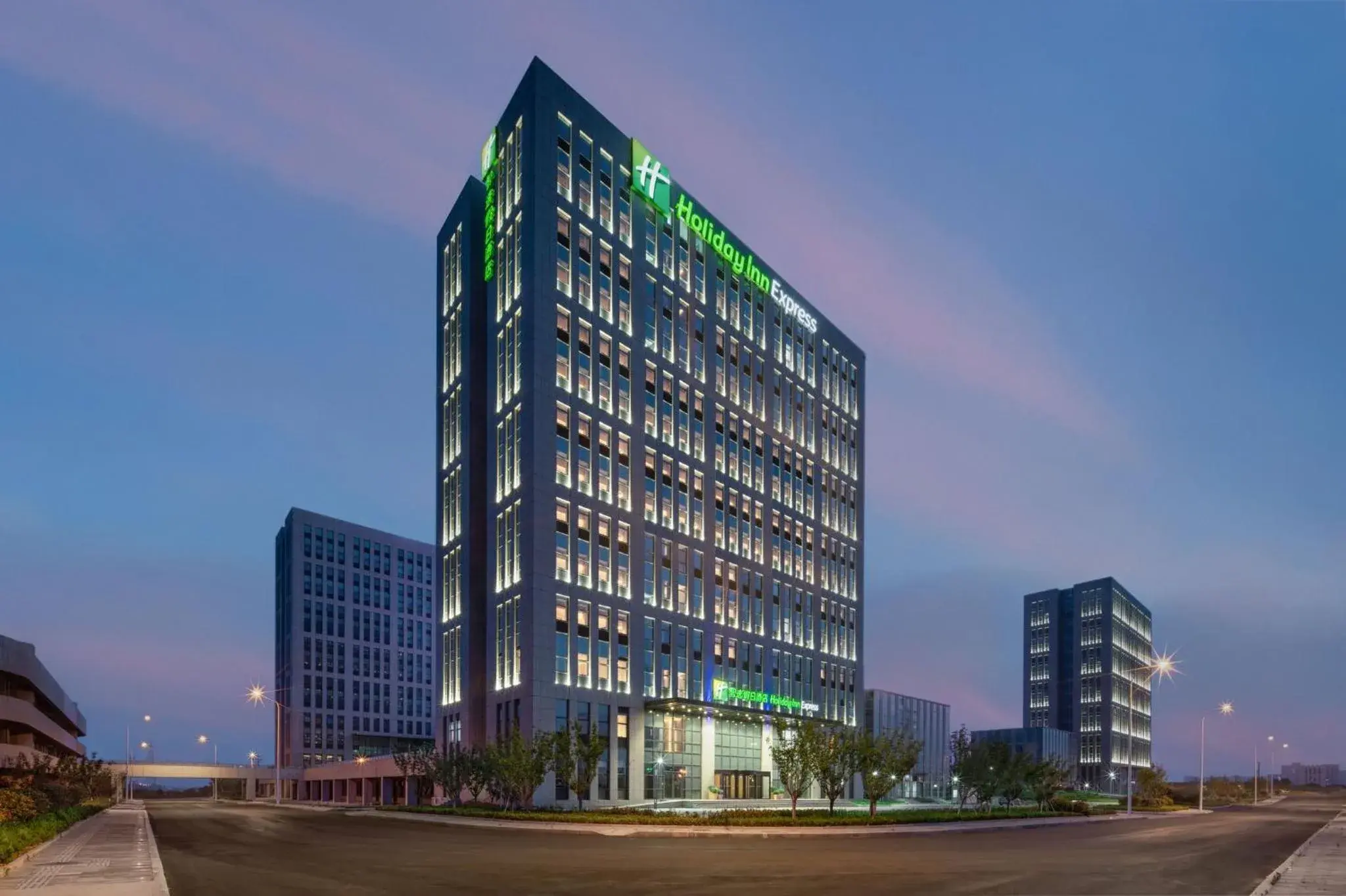 Property building in Holiday Inn Express Rongcheng Science and Technology Park Property building in Holiday Inn Express Rongcheng Science and Technology Park