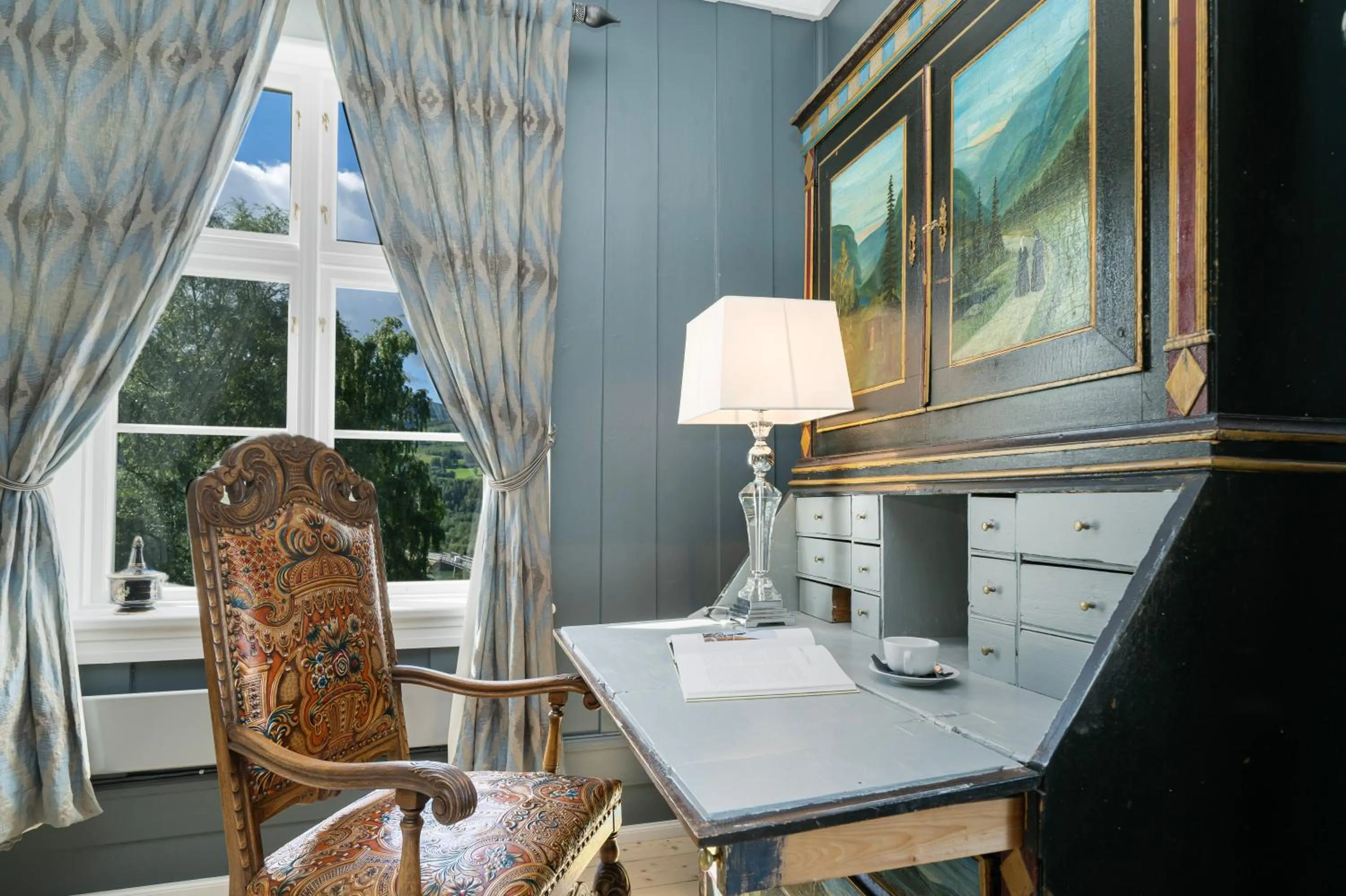 Drinks in Dale-Gudbrands Gard by Frich`s