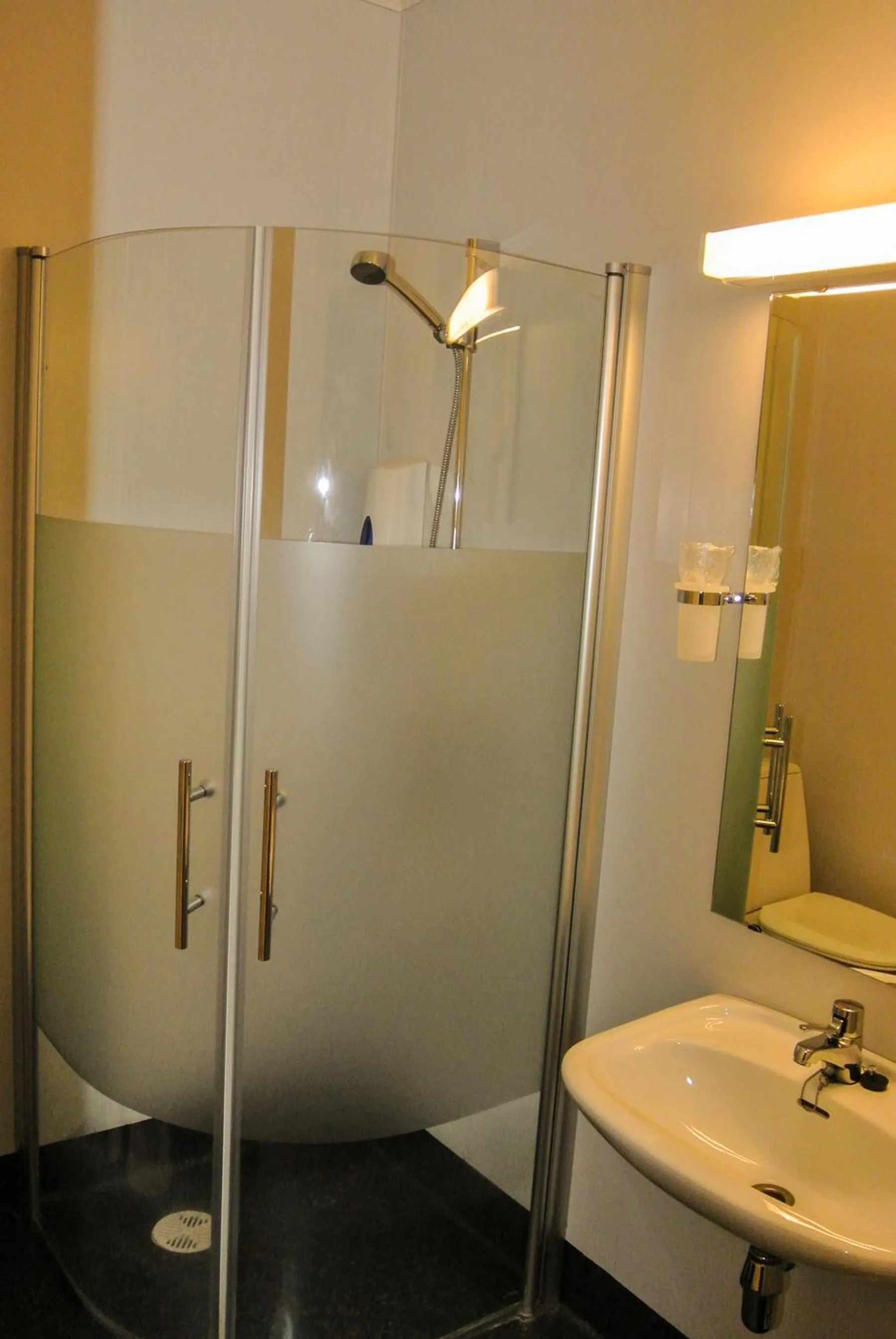 Shower in Dale-Gudbrands Gard by Frich`s