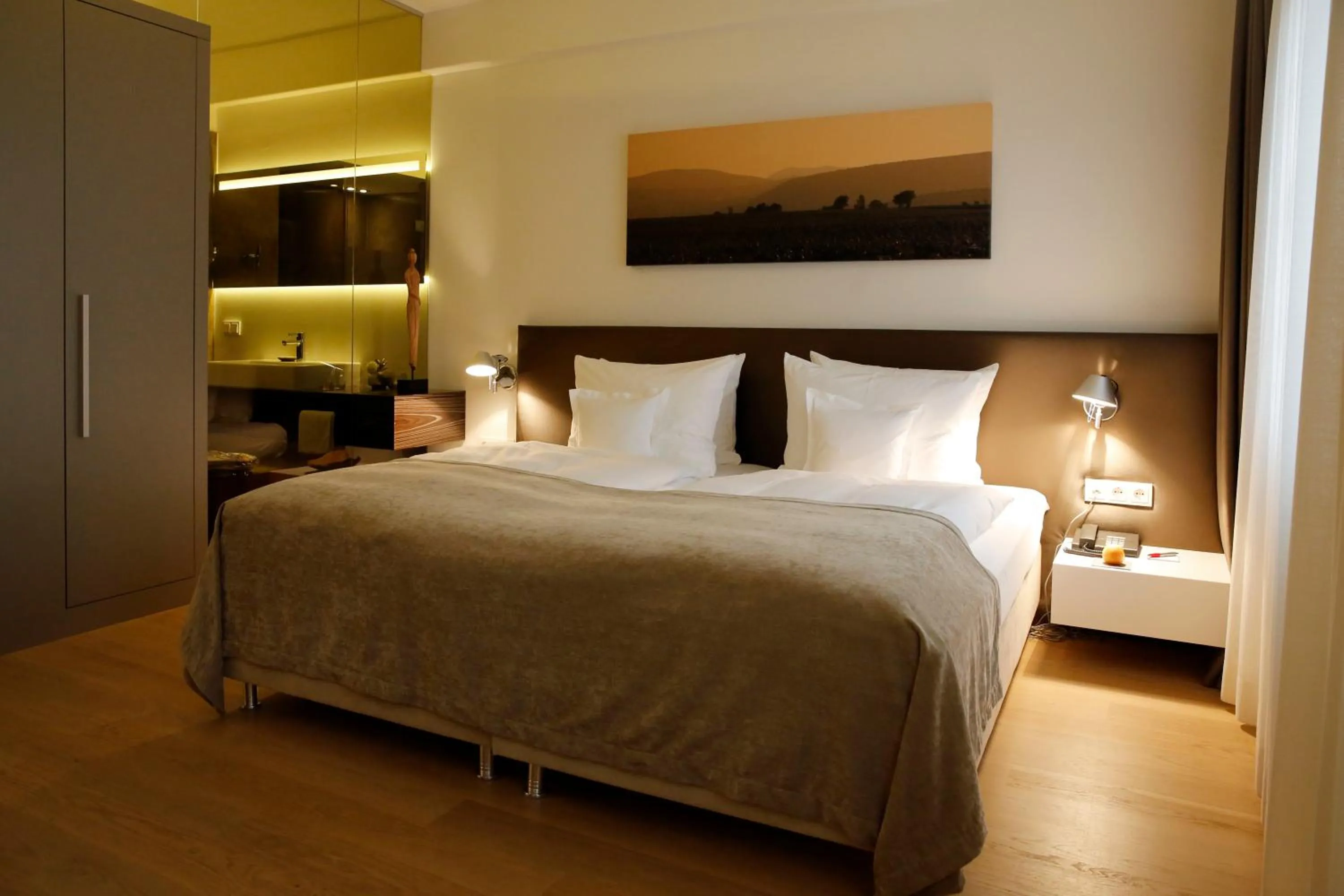 Day, Bed in Weinhaus Henninger