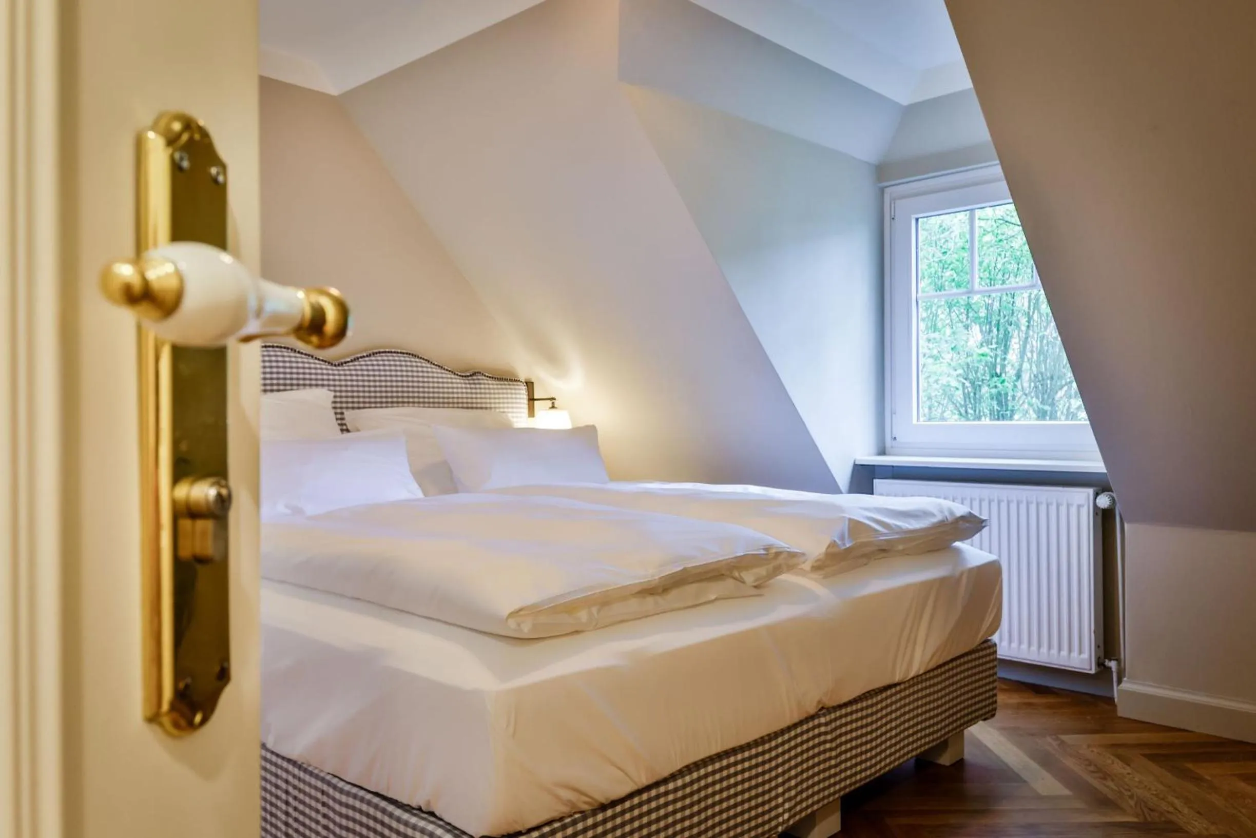 Photo of the whole room, Bed in Mimosa House