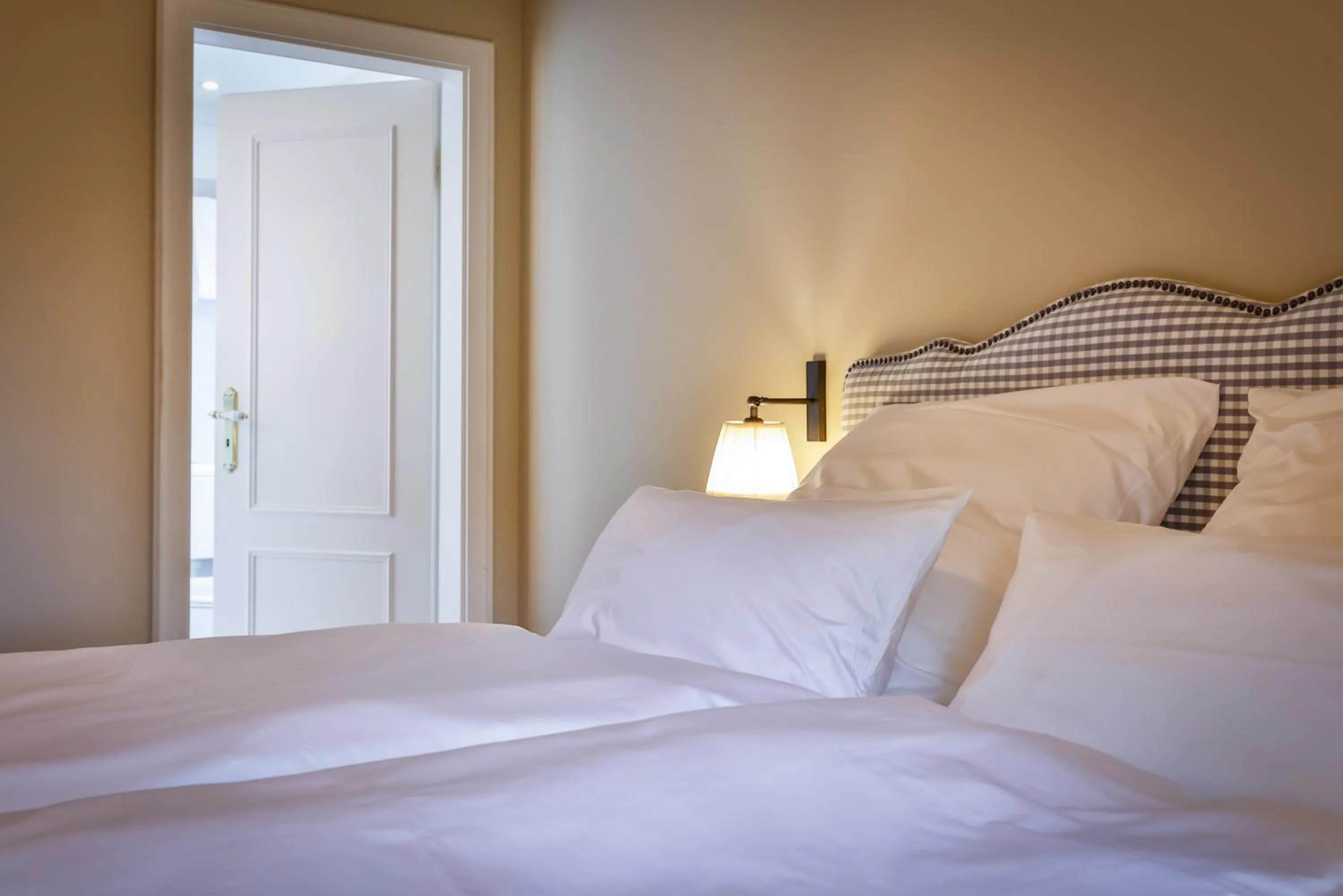 Photo of the whole room, Bed in Mimosa House