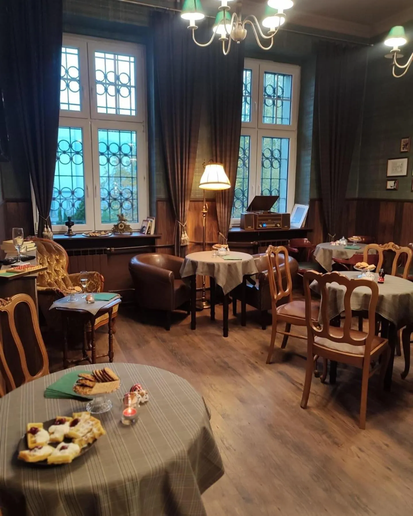 Restaurant/places to eat in Hostel Night o'clock