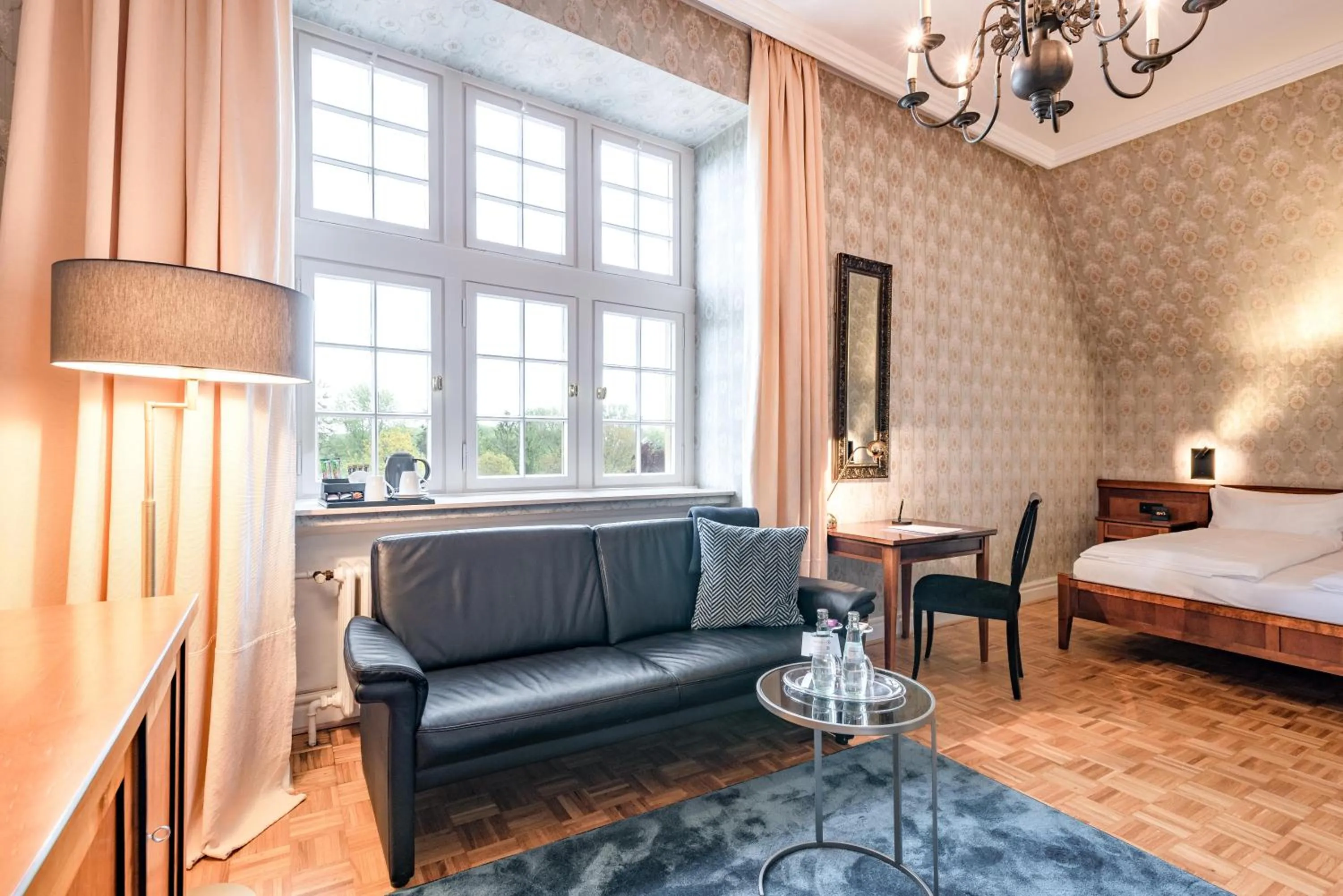 Photo of the whole room, Bed in Hotel Schloss Wilkinghege