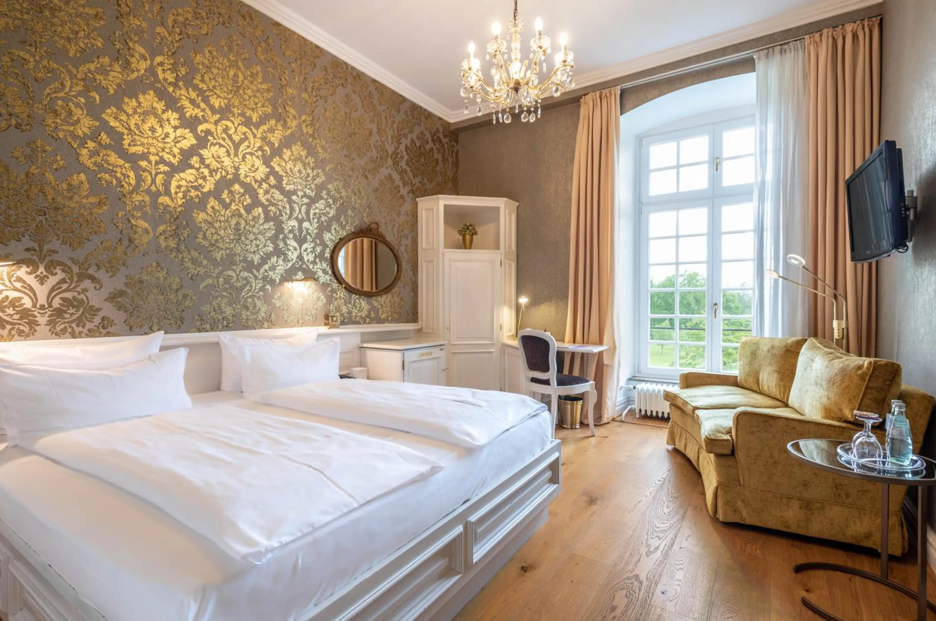 Photo of the whole room, Bed in Hotel Schloss Wilkinghege