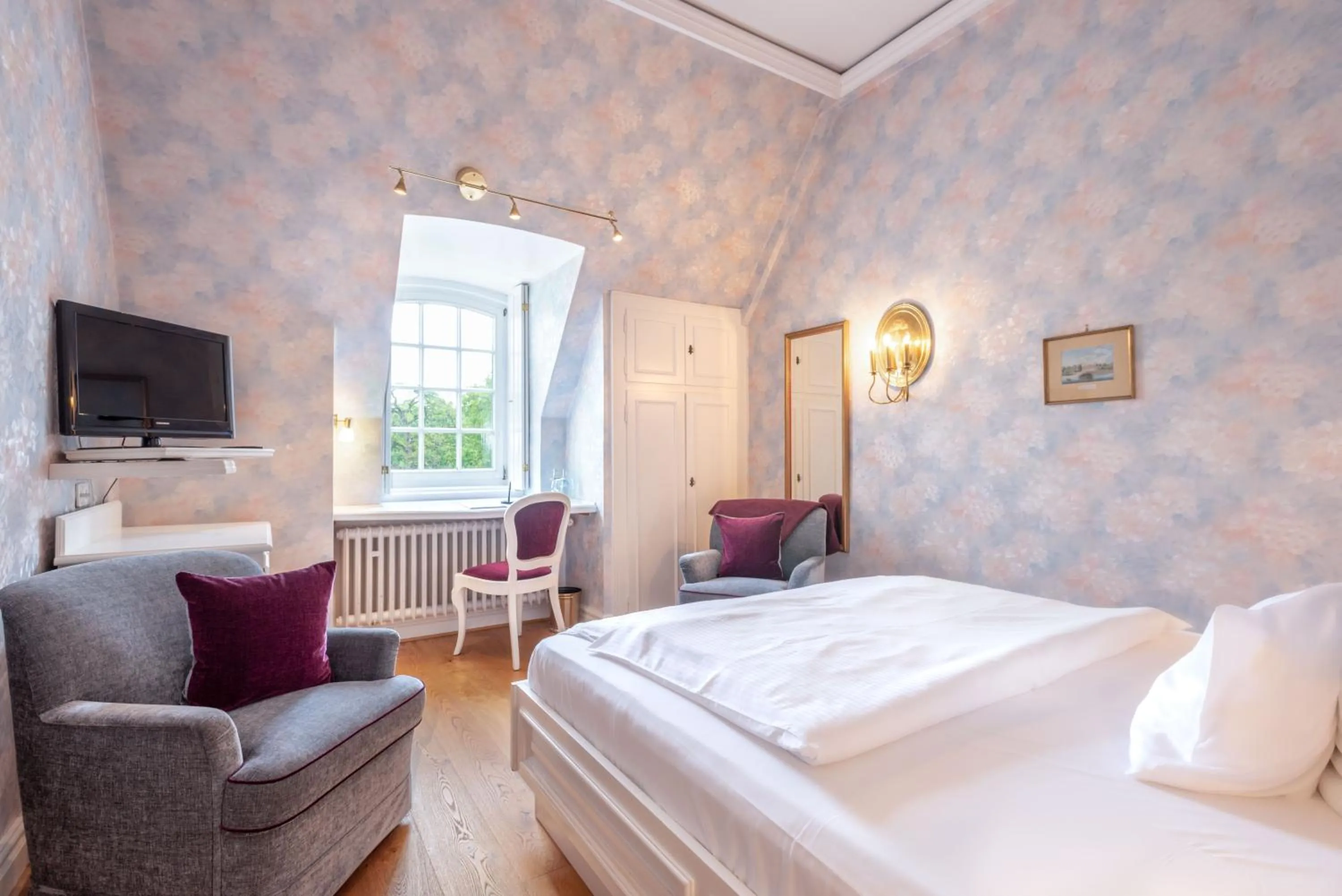 Photo of the whole room, Bed in Hotel Schloss Wilkinghege