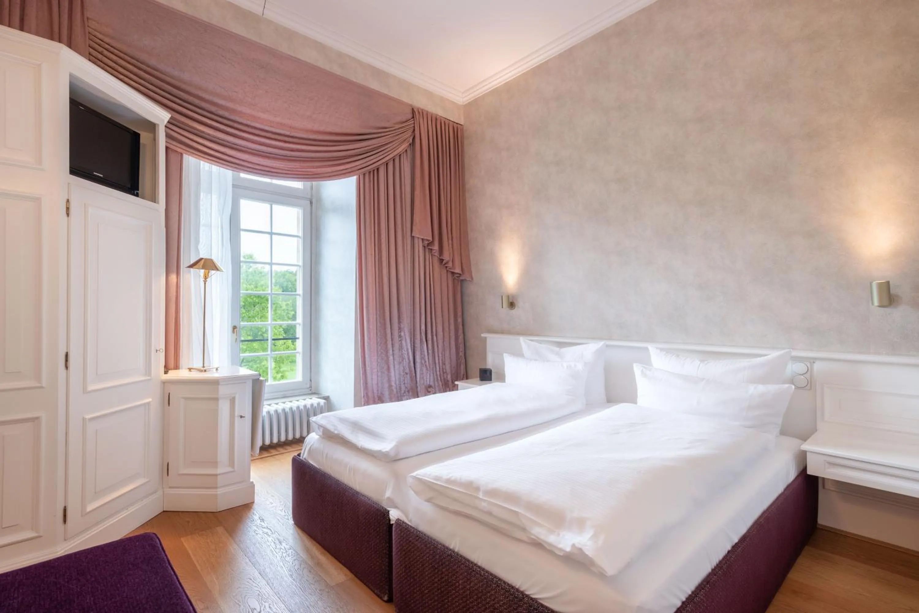 Bedroom, Bed in Hotel Schloss Wilkinghege