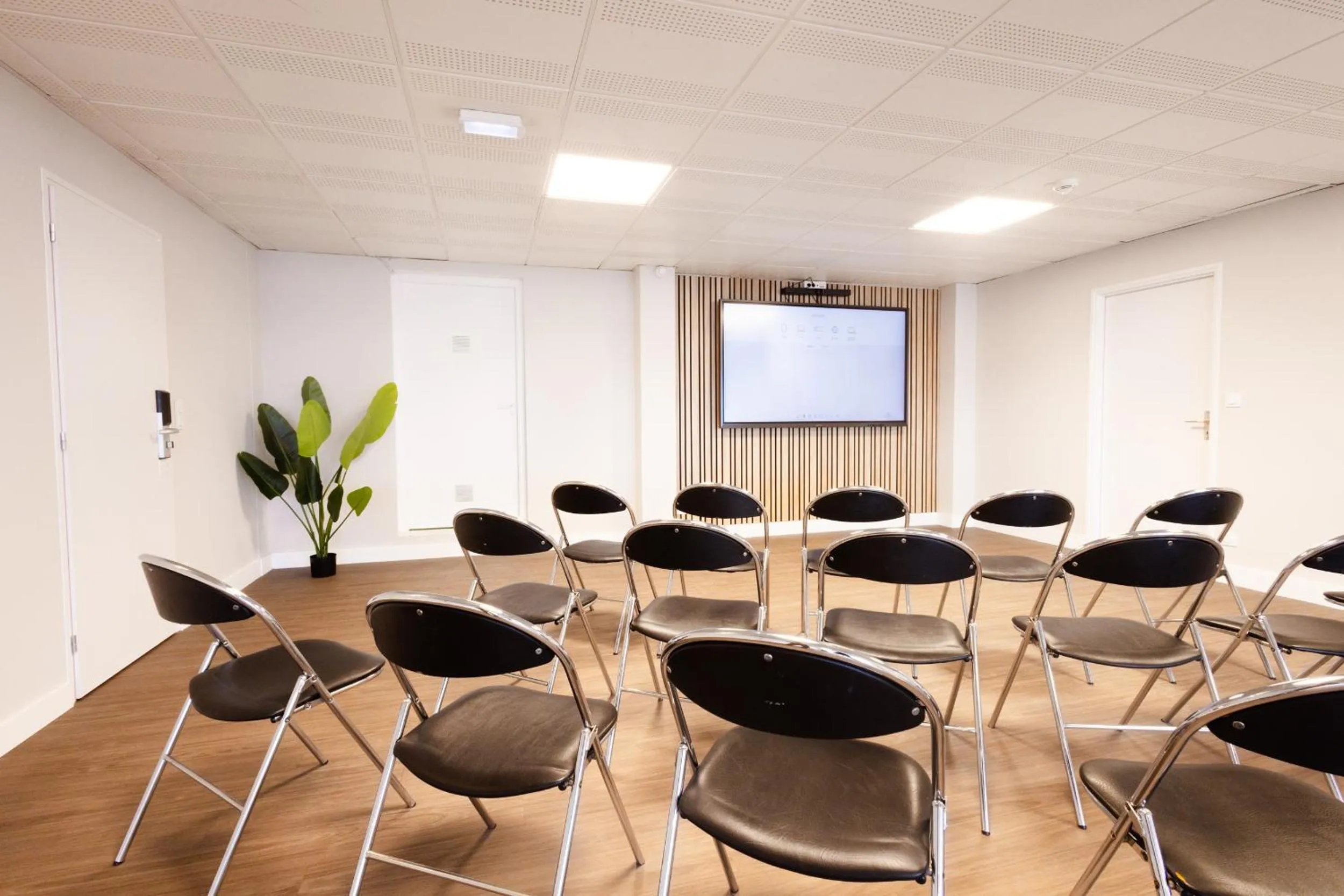 Meeting/conference room in Côté Lac Hostel Evian