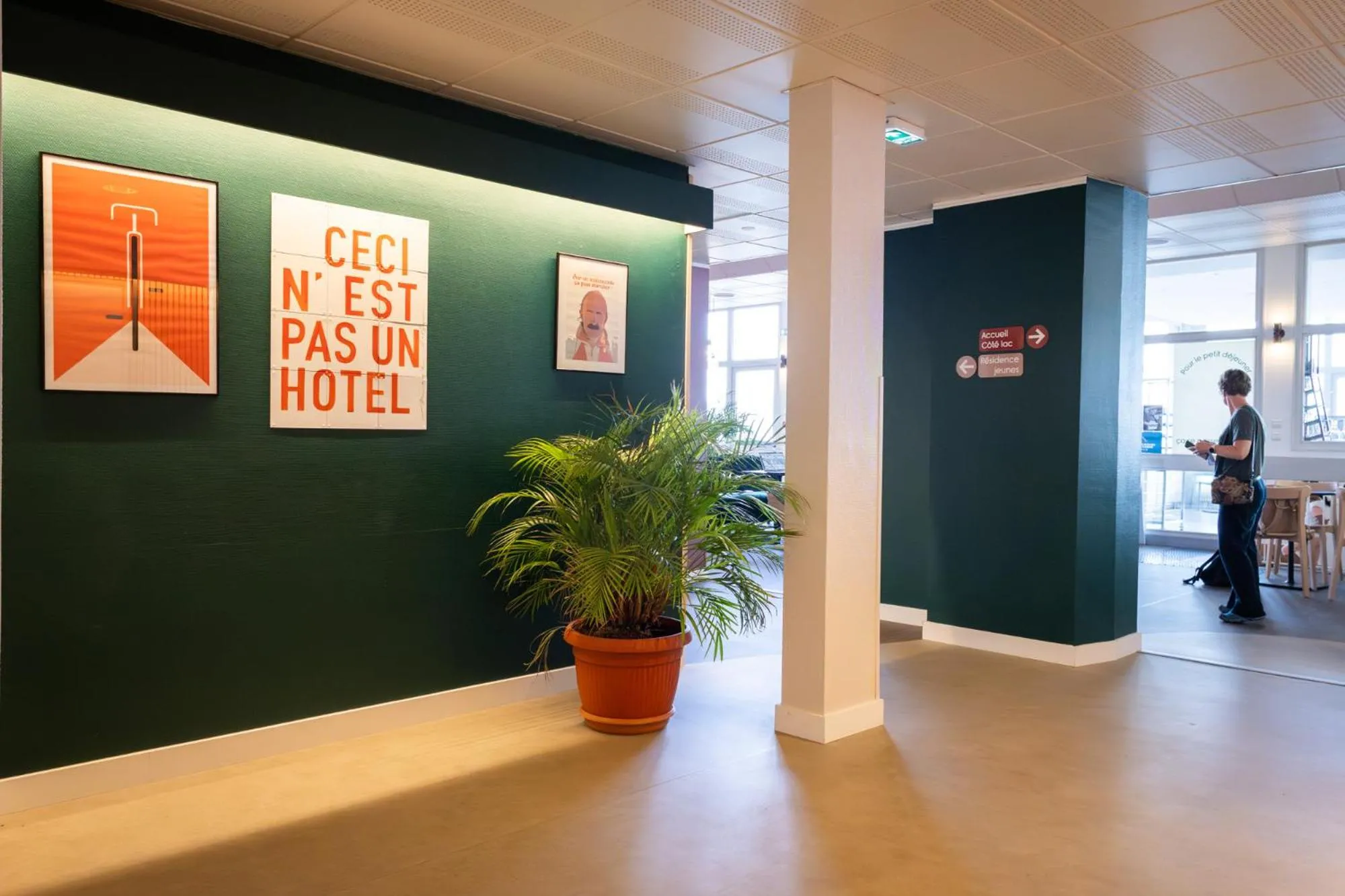 Lobby or reception in Côté Lac Hostel Evian