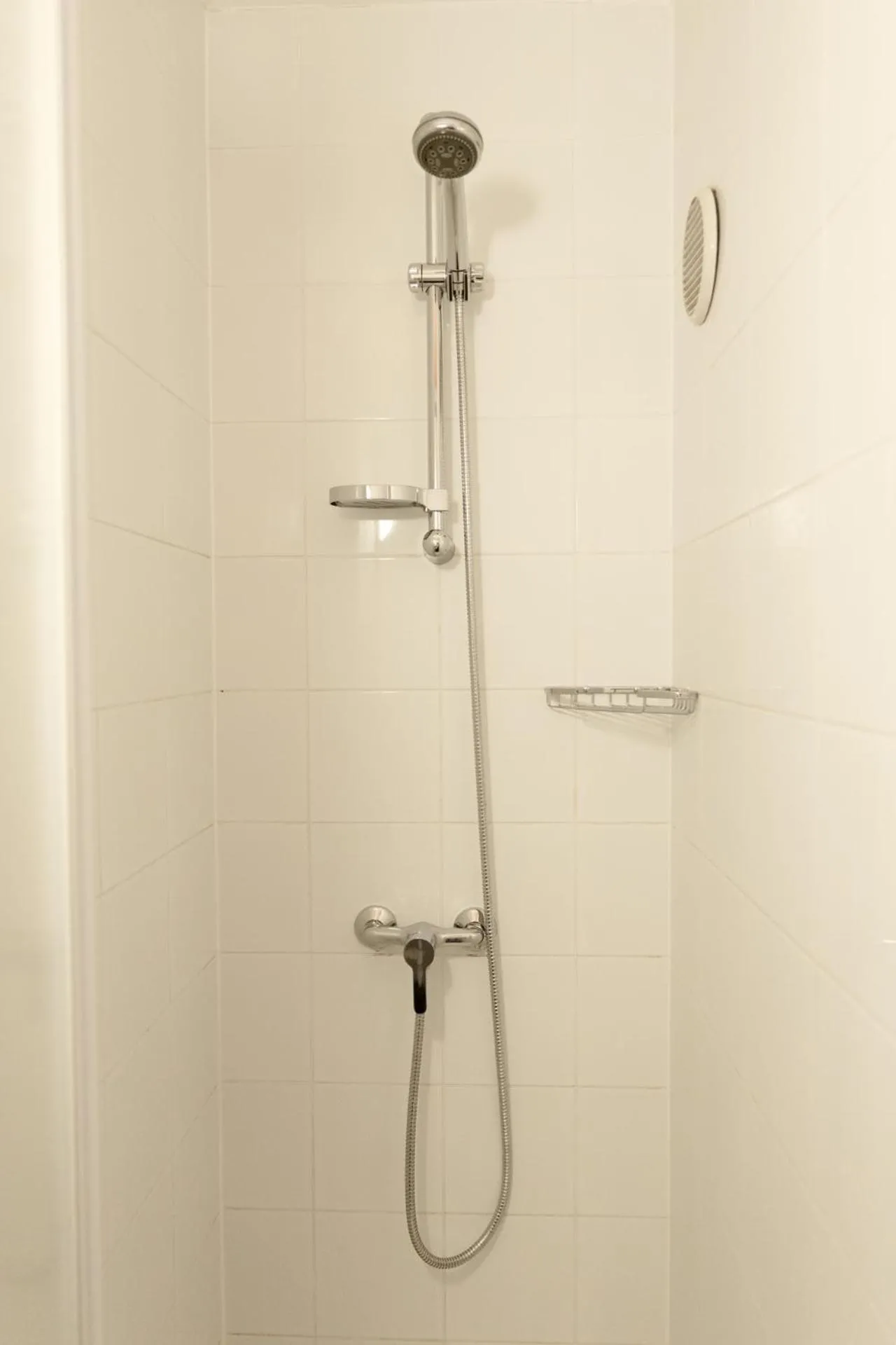 Shower in Côté Lac Hostel Evian