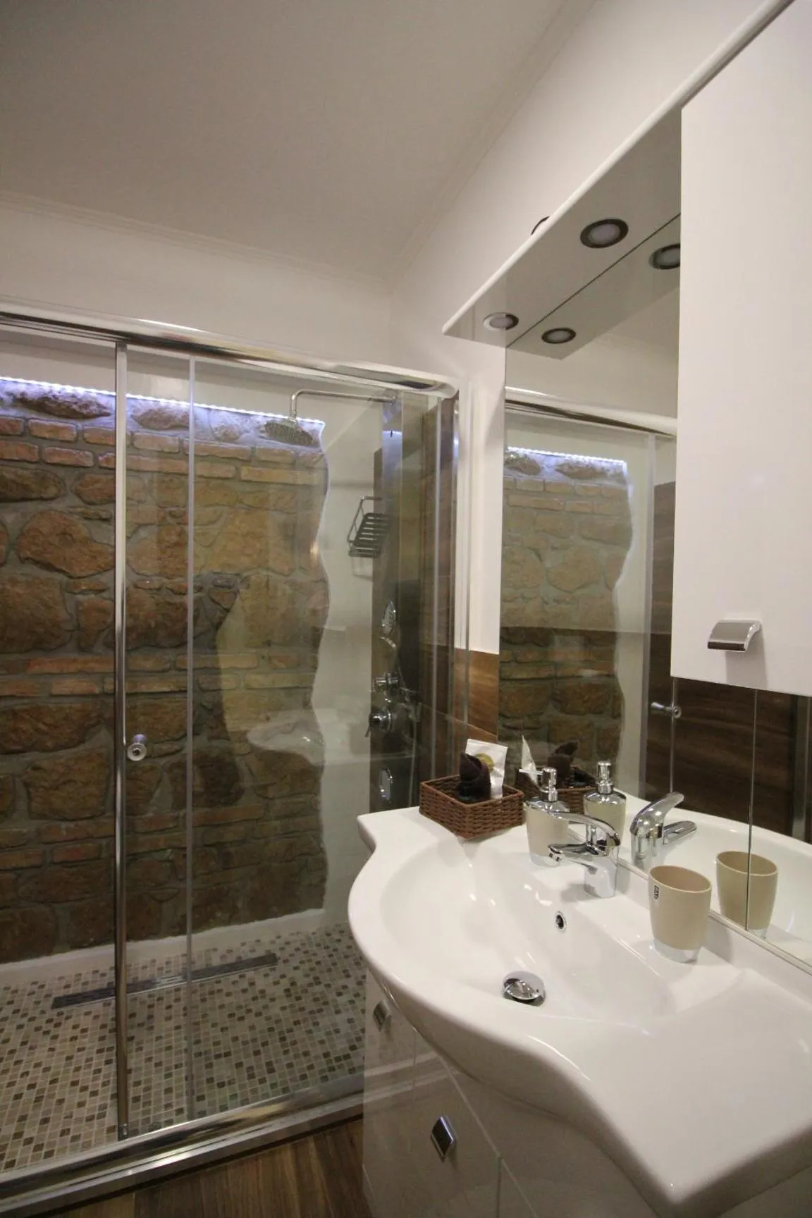 Photo of the whole room in Freedom Love B&B