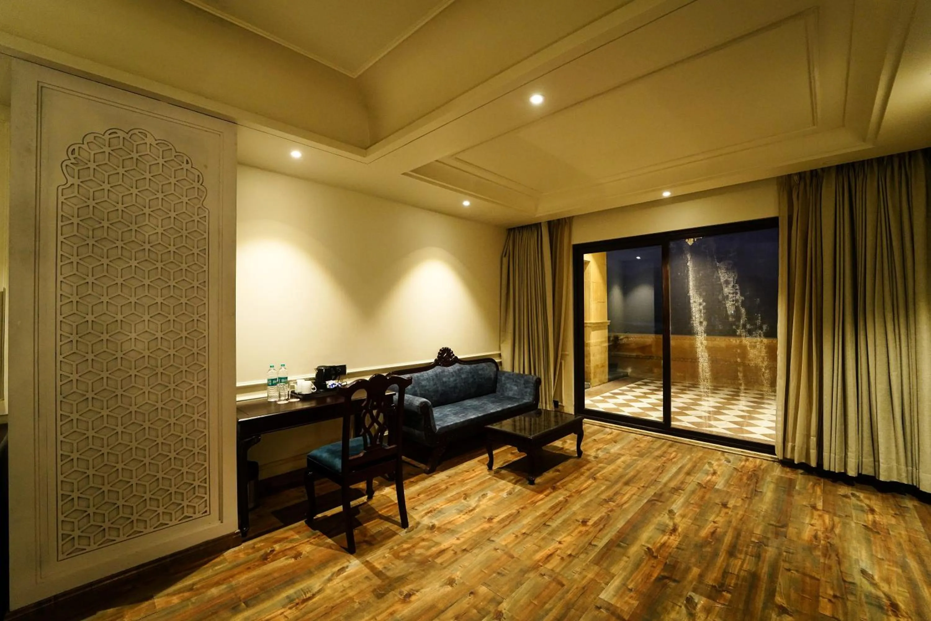 Living room, Bed in Sahdev Bagh