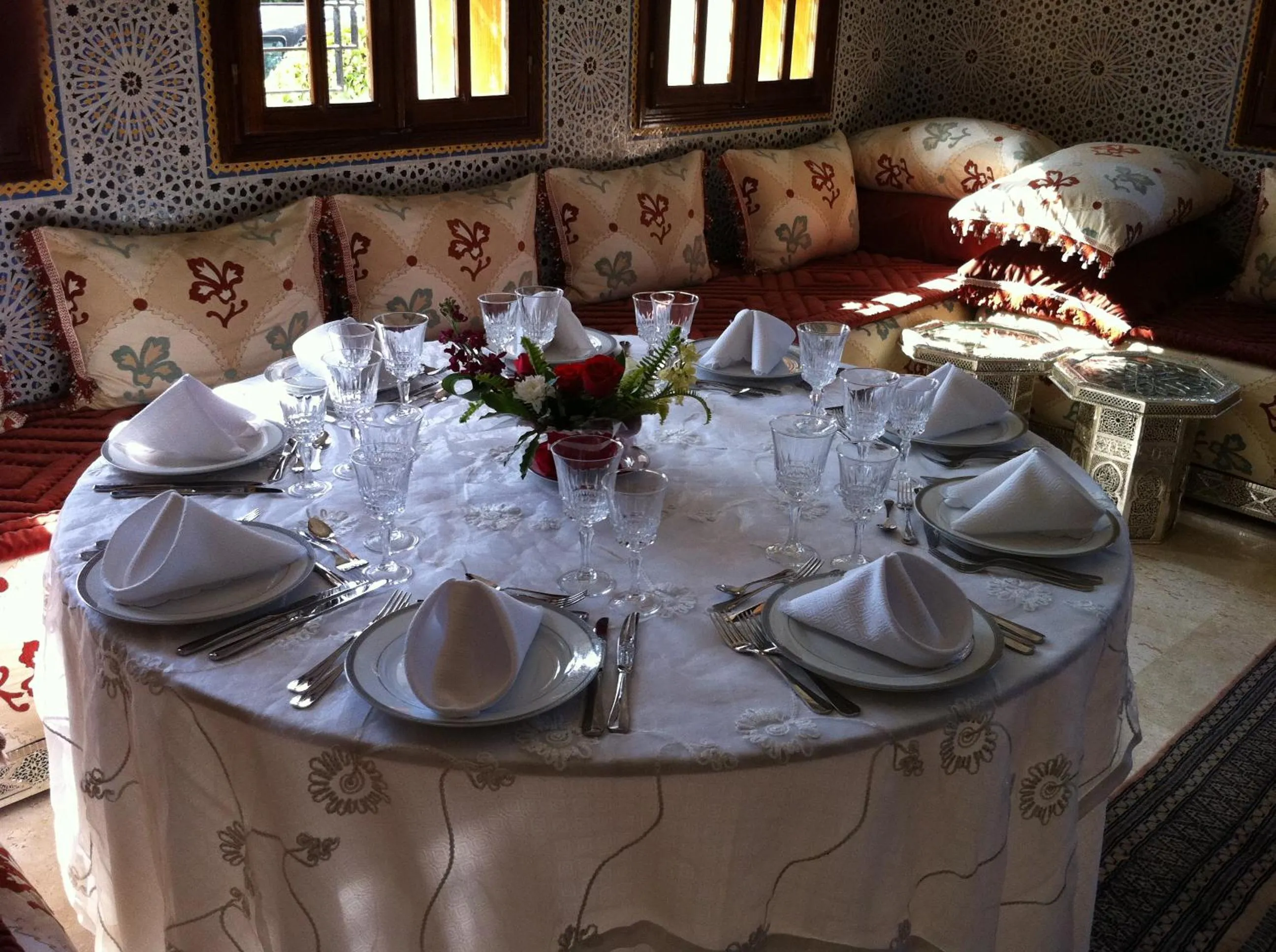 Lounge or bar in Riad Les Chrifis Navette Aéroport 24 sur 24