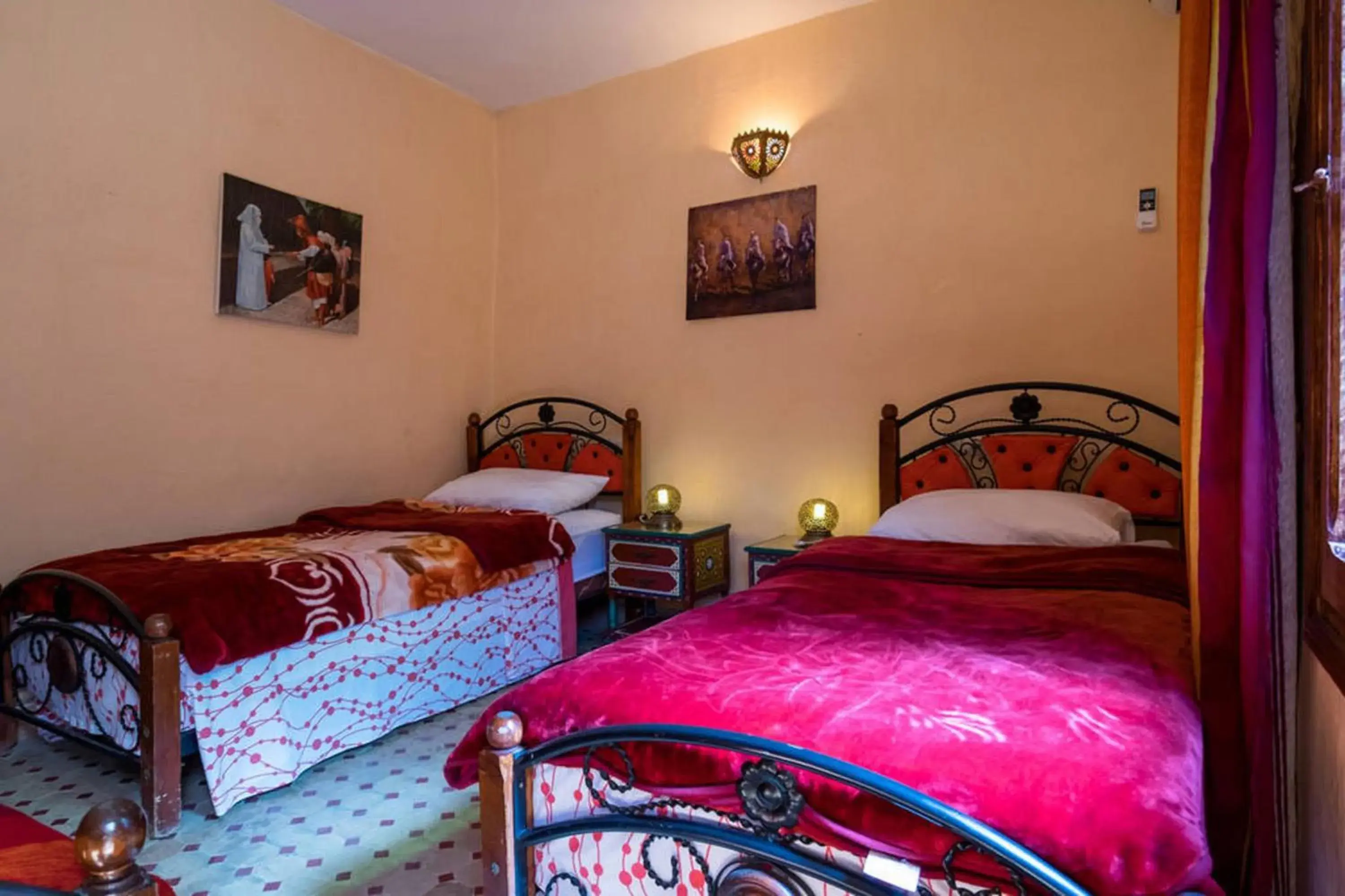 Red Room - single occupancy in Riad Les Chrifis Navette Aéroport 24 sur 24 Red Room - single occupancy in Riad Les Chrifis Navette Aéroport 24 sur 24