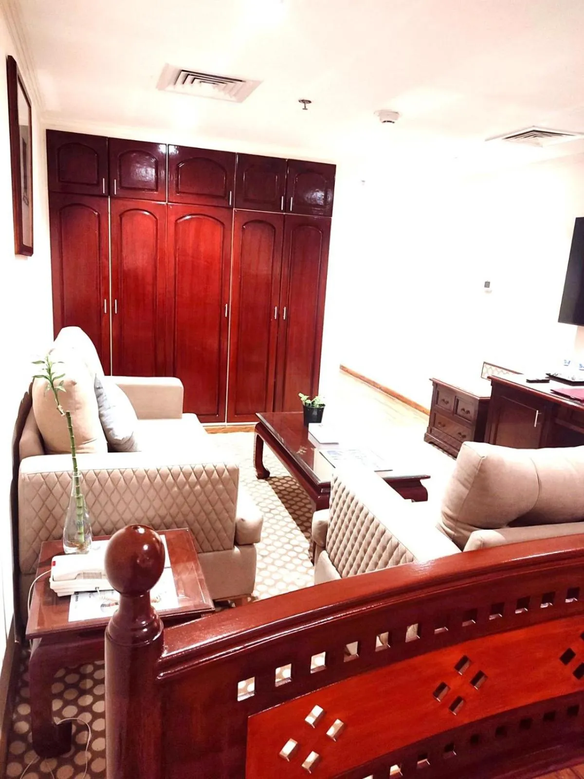 Living room in York International Hotel