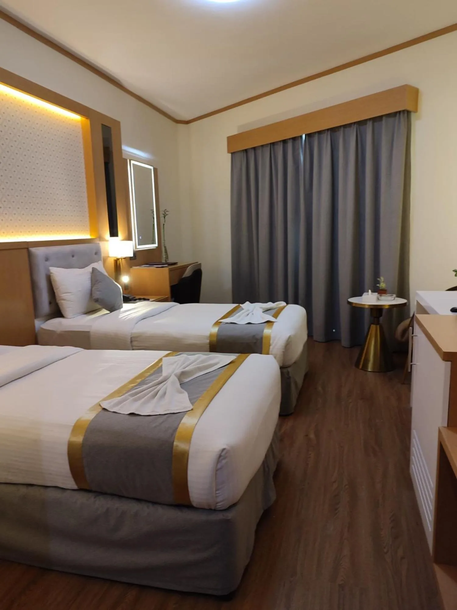 Bedroom, Bed in York International Hotel