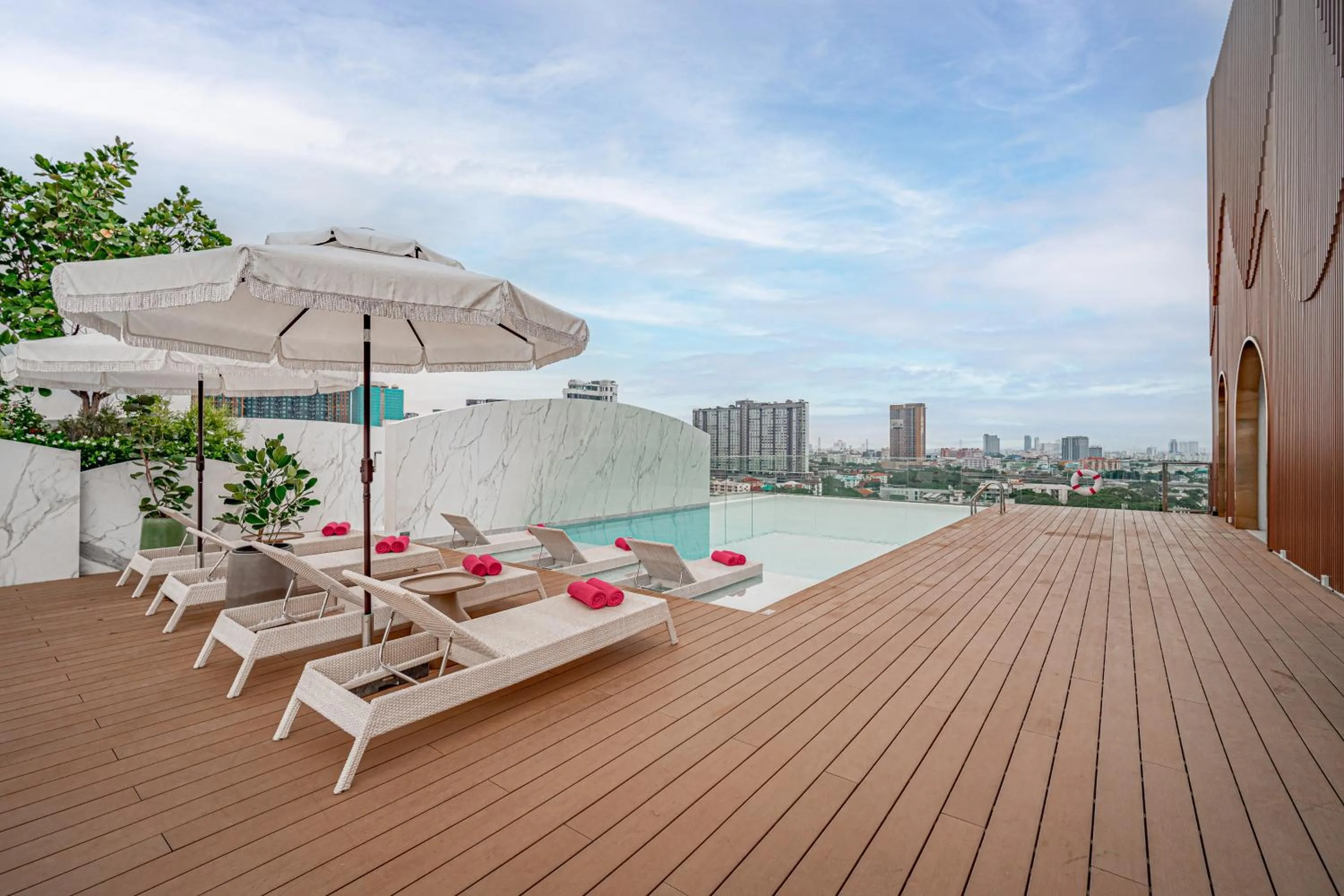 Swimming pool in Aspira Residence Sukhumvit 71