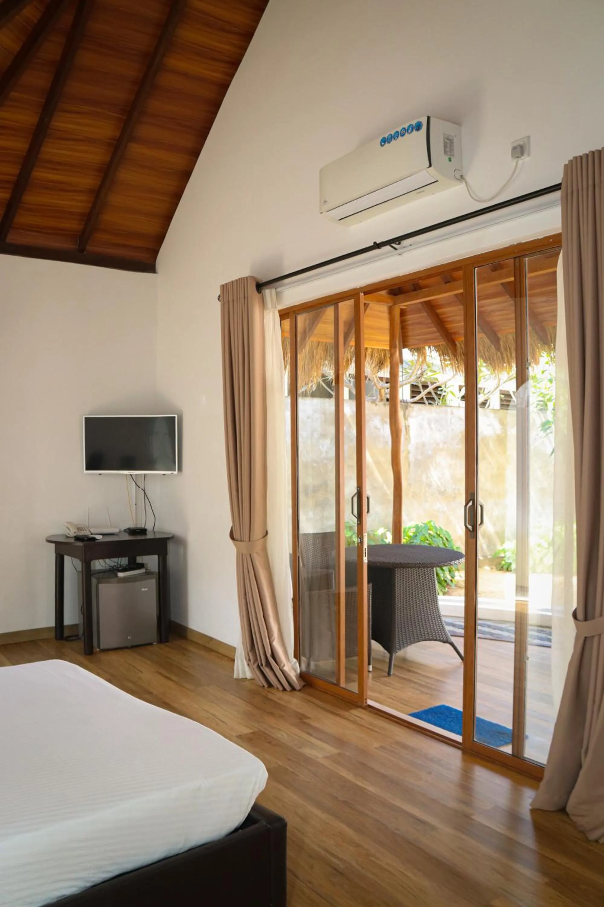 room service, Bed in The Blue Lagoon Resort Kalpitiya